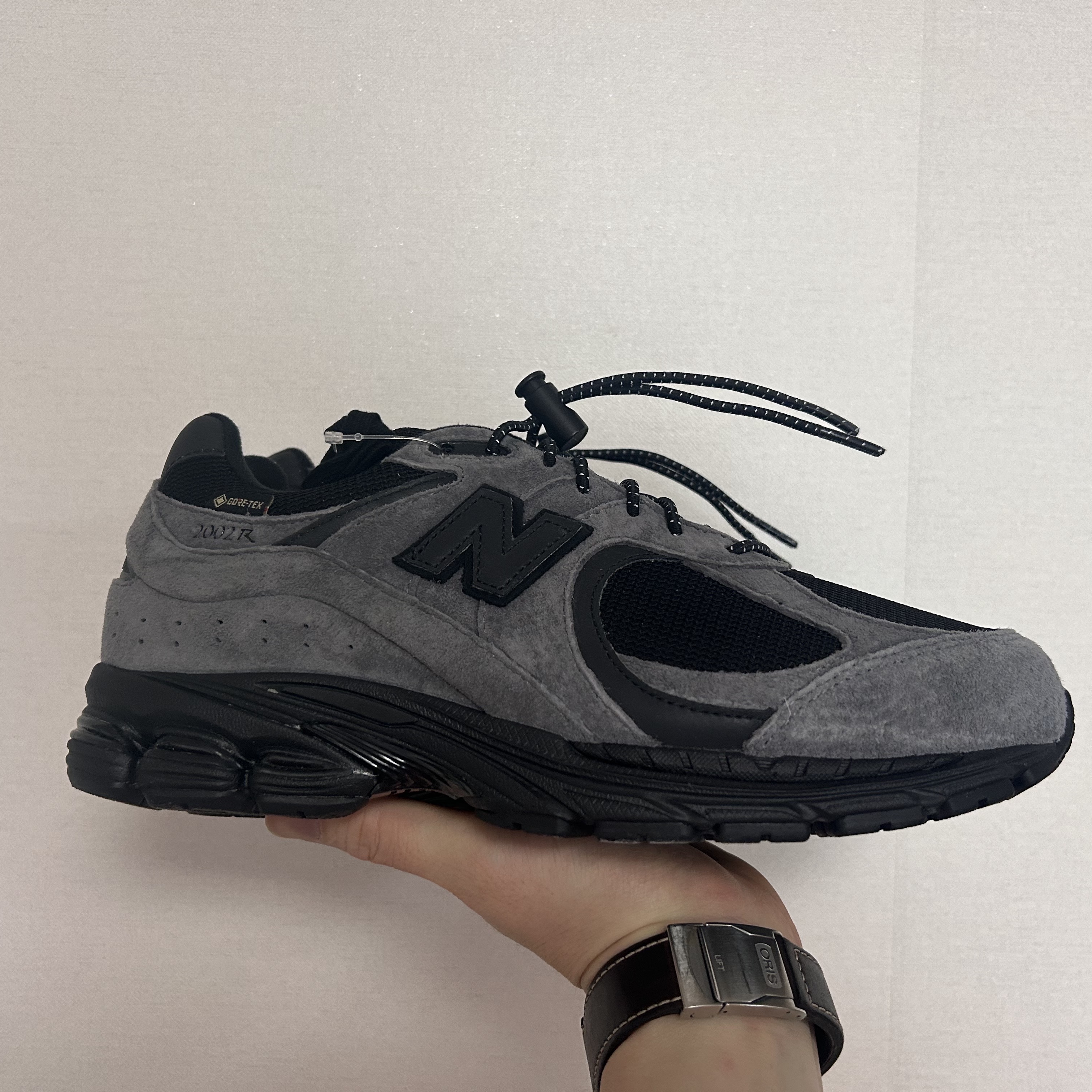 New Balance x JJJJound 2002R Gore-Tex Charcoal 착용 스타일 - 1