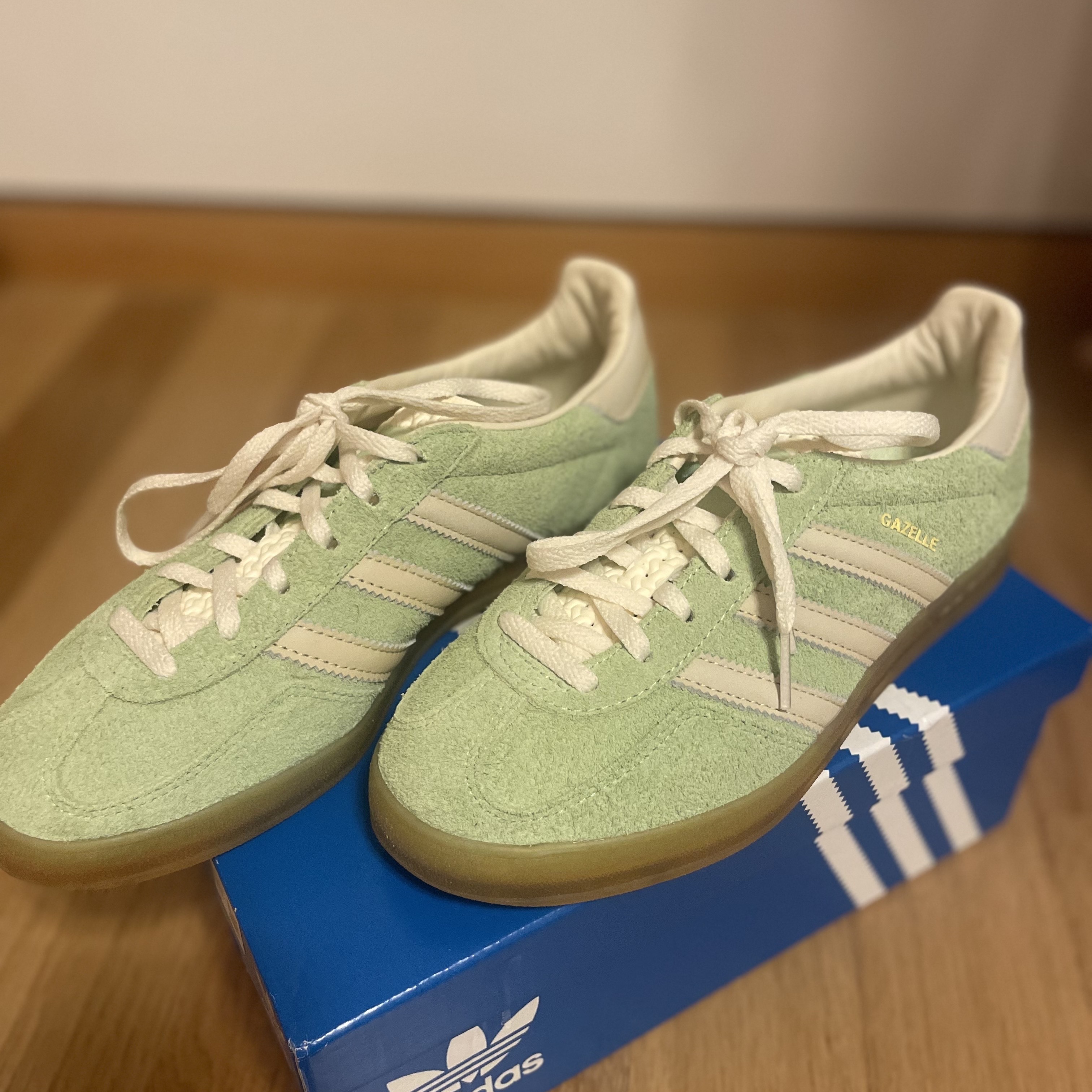 (W) Adidas Gazelle Indoor Semi Green Spark Almost Yellow 착용 스타일