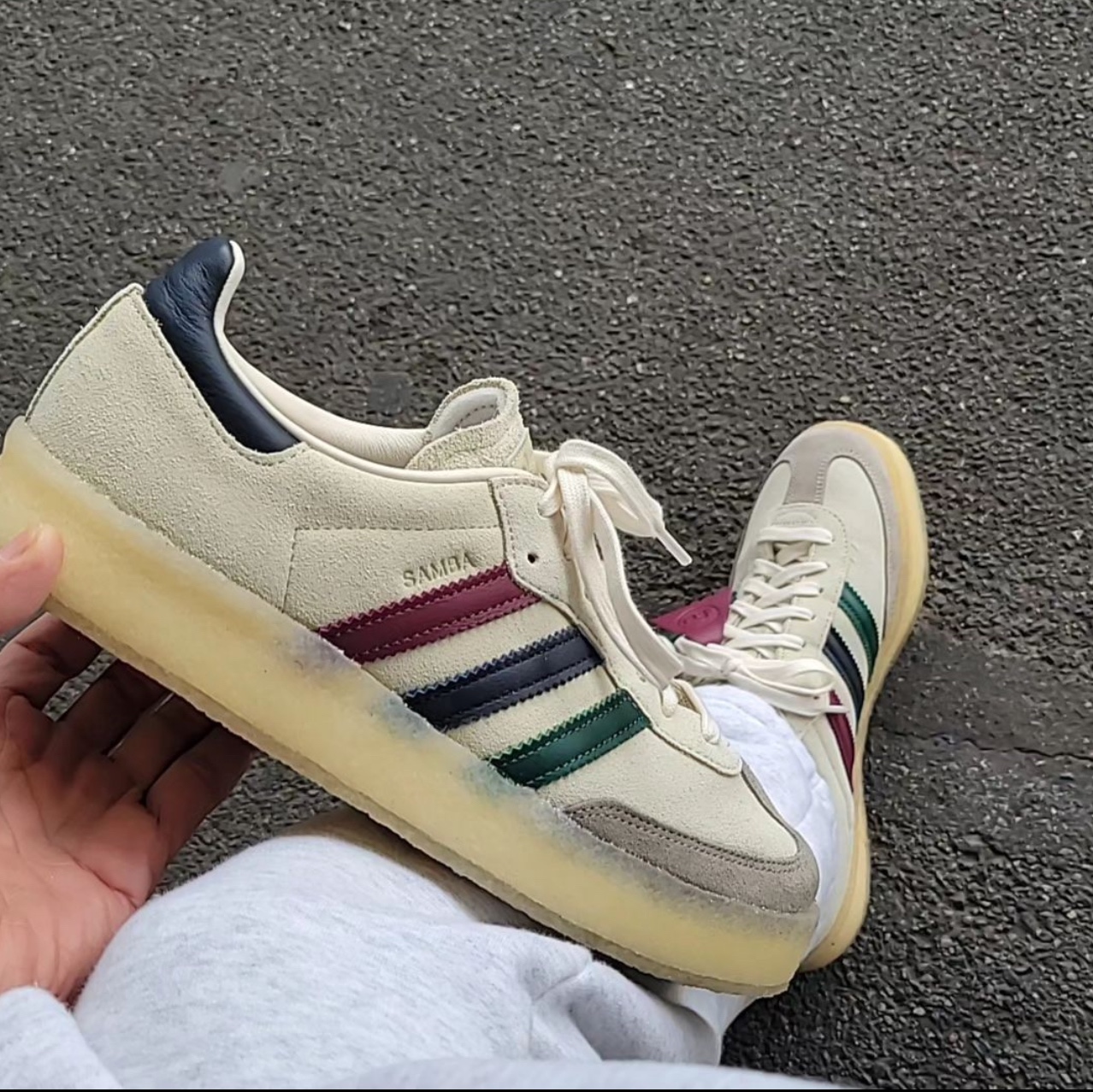 Adidas x Clarks x Ronnie Fieg 8th Street Samba Chalk White Collegiate Green 착용 스타일 - 1
