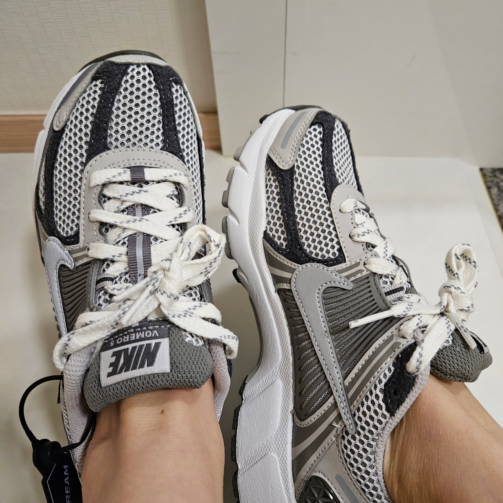 Nike Zoom Vomero 5 PRM Light Iron Ore and Flat Fewter 착용 스타일 - 2