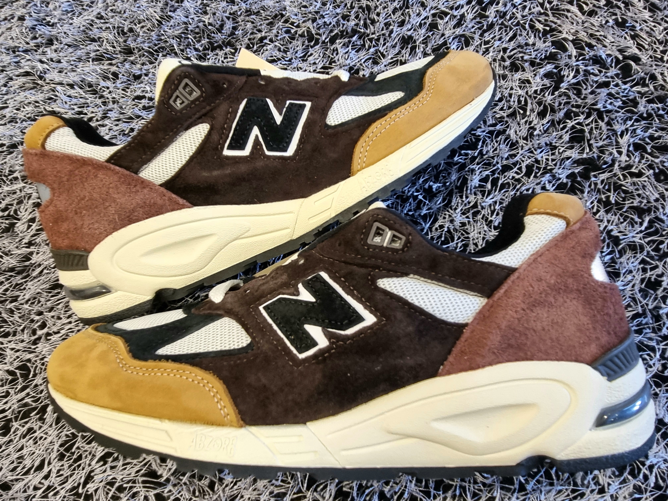 New Balance 990v2 Made in USA Brown Beige 착용 스타일 - 3