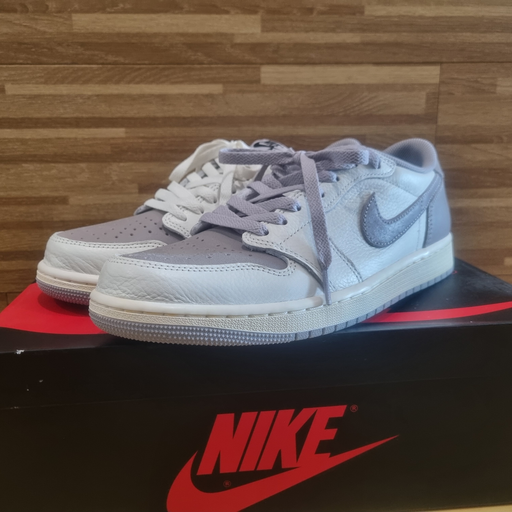 Jordan 1 Retro Low OG Atmosphere Grey 착용 스타일 - 2