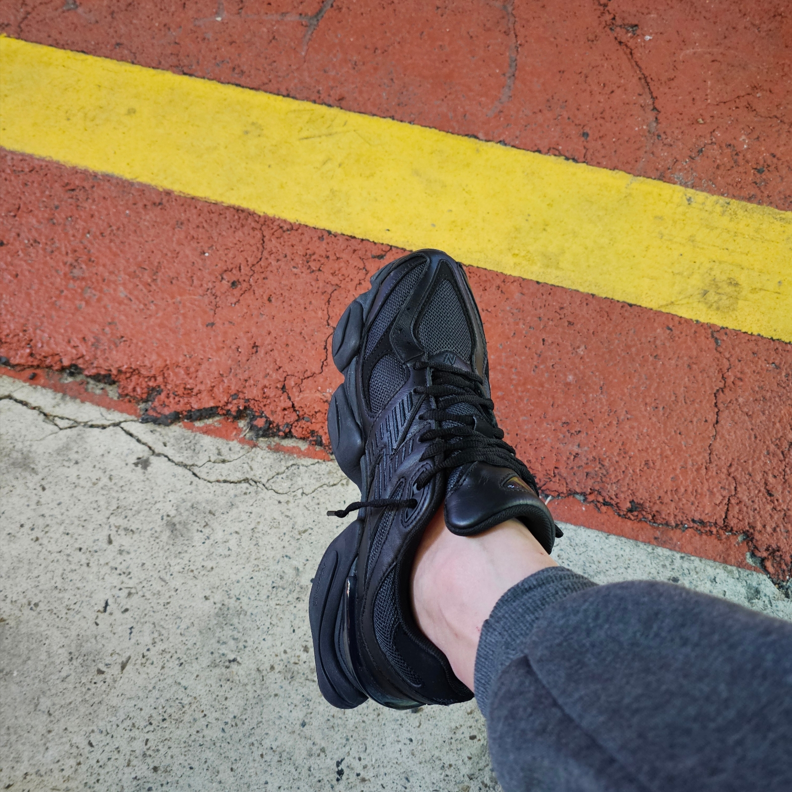 New Balance 9060 Triple Black 착용 스타일