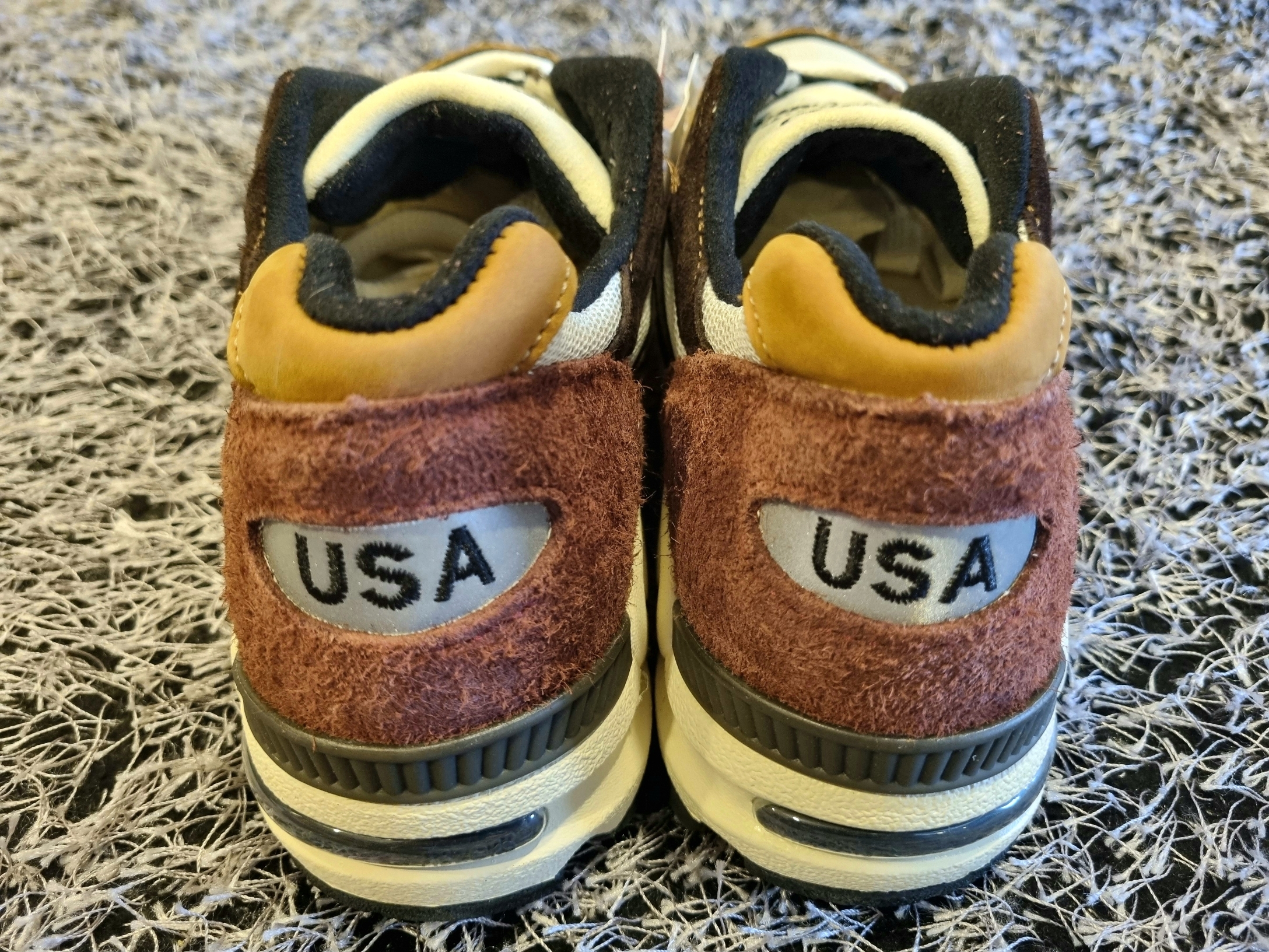 New Balance 990v2 Made in USA Brown Beige 착용 스타일 - 5