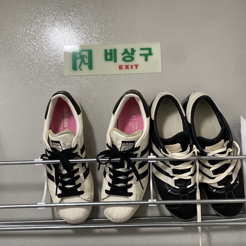 Adidas x Foot Industry Gazelle Core Black Cream White, Adidas x Andre Saraiva Superstar Cream White Core Black 착용 스타일