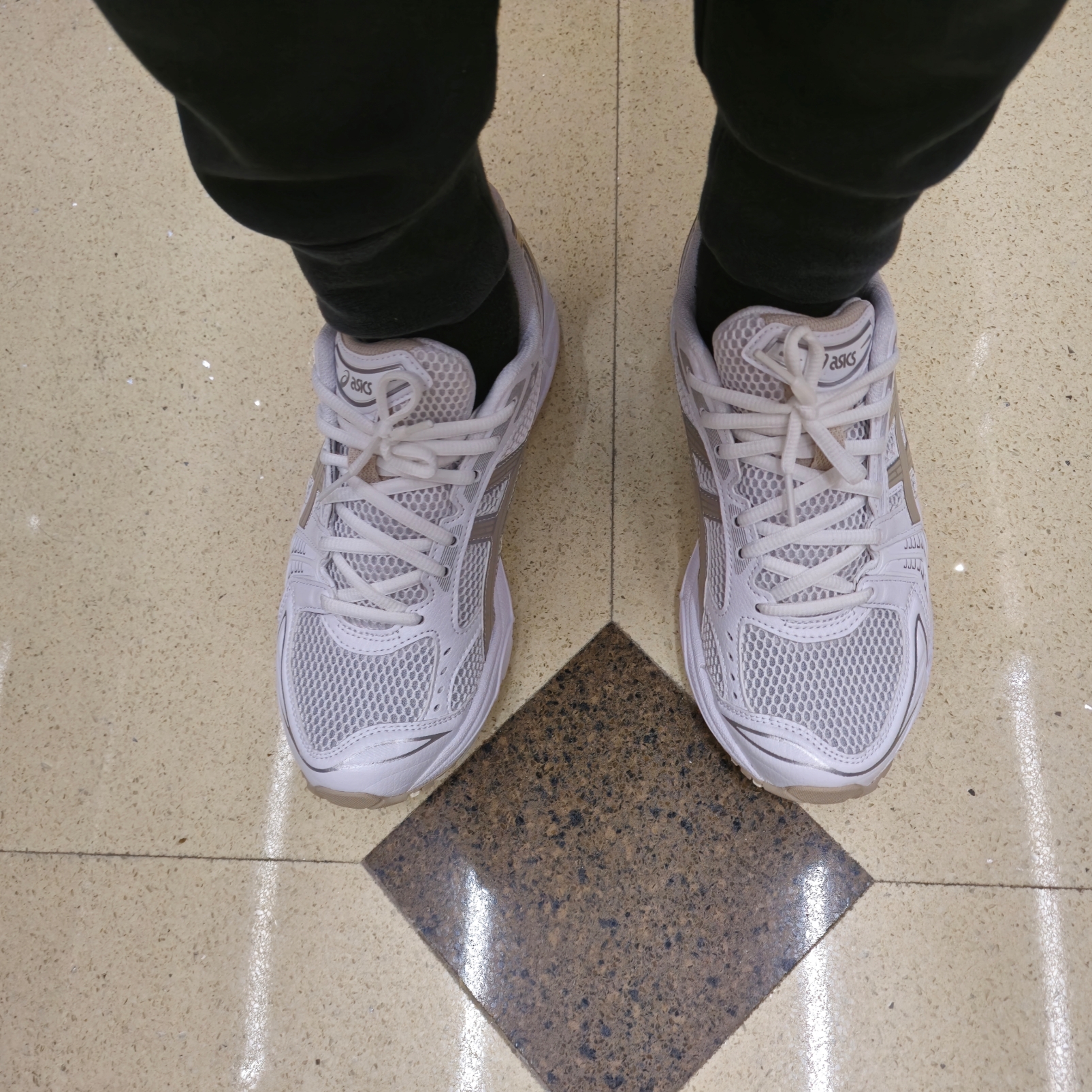 (W) Asics Gel-Kayano 14 White Simply Taupe 착용 스타일 - 1