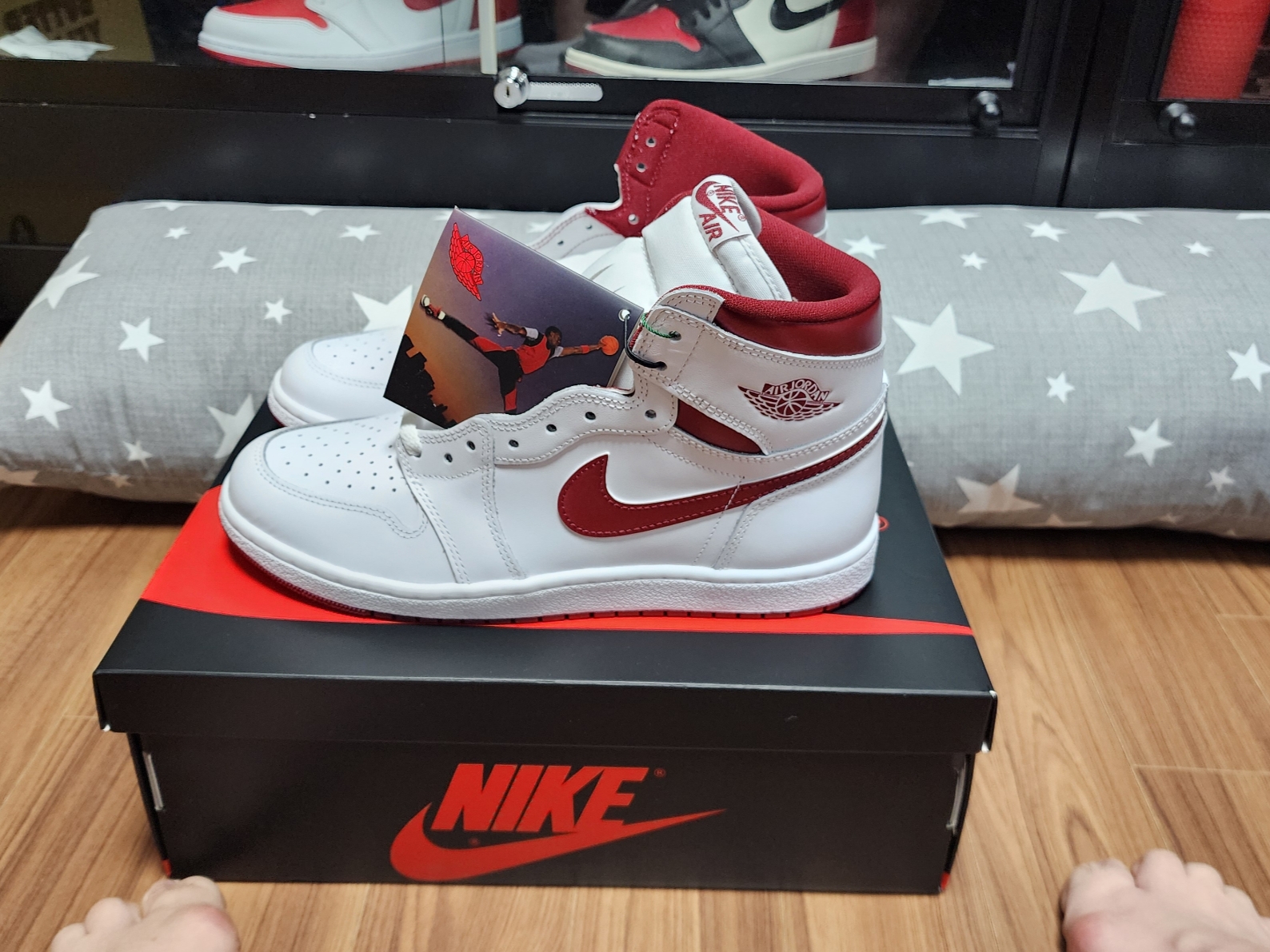 Jordan 1 High 85 Metallic Burgundy 착용 스타일 - 4