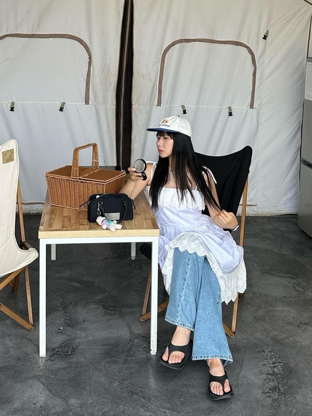 Hello Sunrise  Two Tone Washed OG Logo 6panel Cap Off White & Black, Matin Kim Sporty Tote Bag Black 착용 스타일