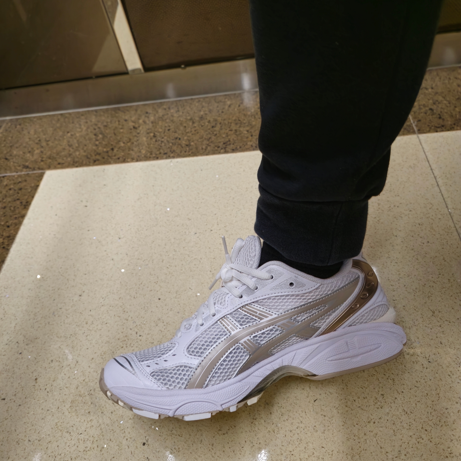 (W) Asics Gel-Kayano 14 White Simply Taupe 착용 스타일 - 2