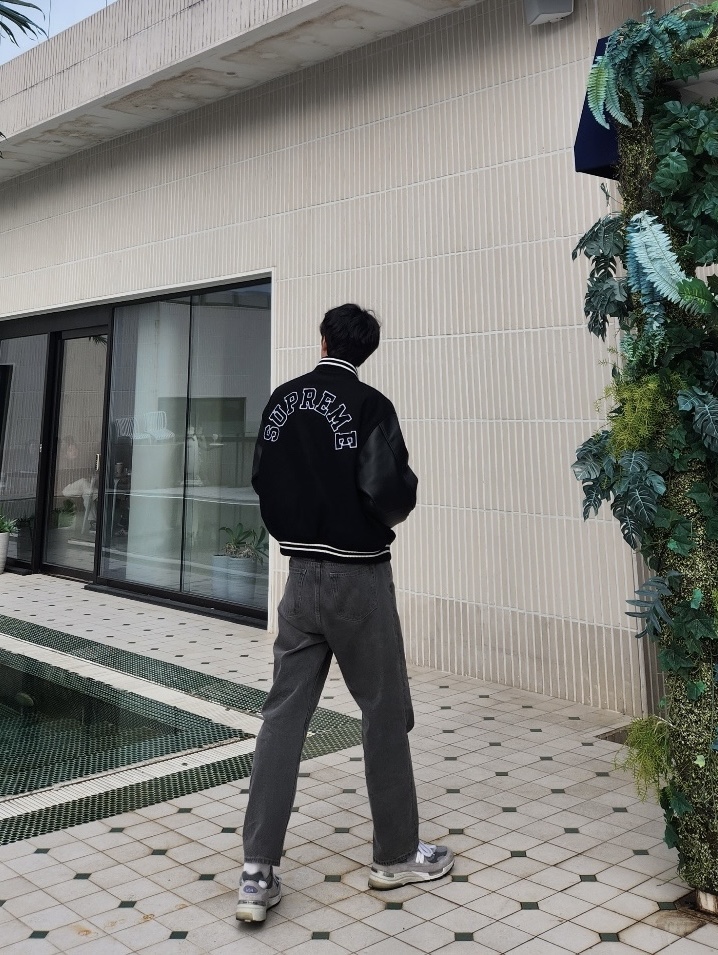 Supreme Tiger Varsity Jacket Black - 23FW, New Balance 992 Made in USA Grey - D Standard 착용 스타일