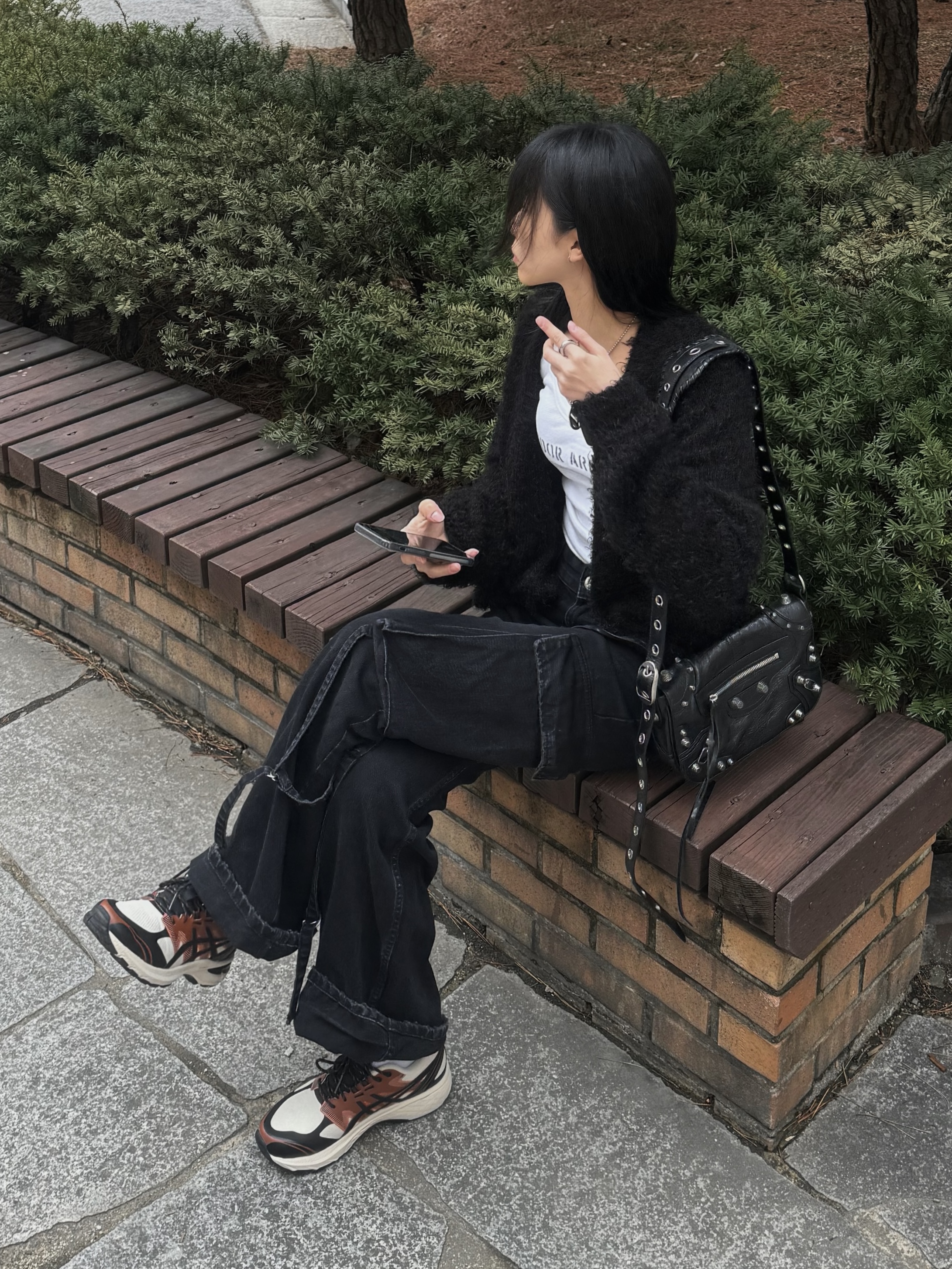 Asics Gel-Terrain Vanilla Black, Balenciaga Arena Lambskin Aged Silver Hardware Le Cagole XS Flap Bag Black 착용 스타일 - 1