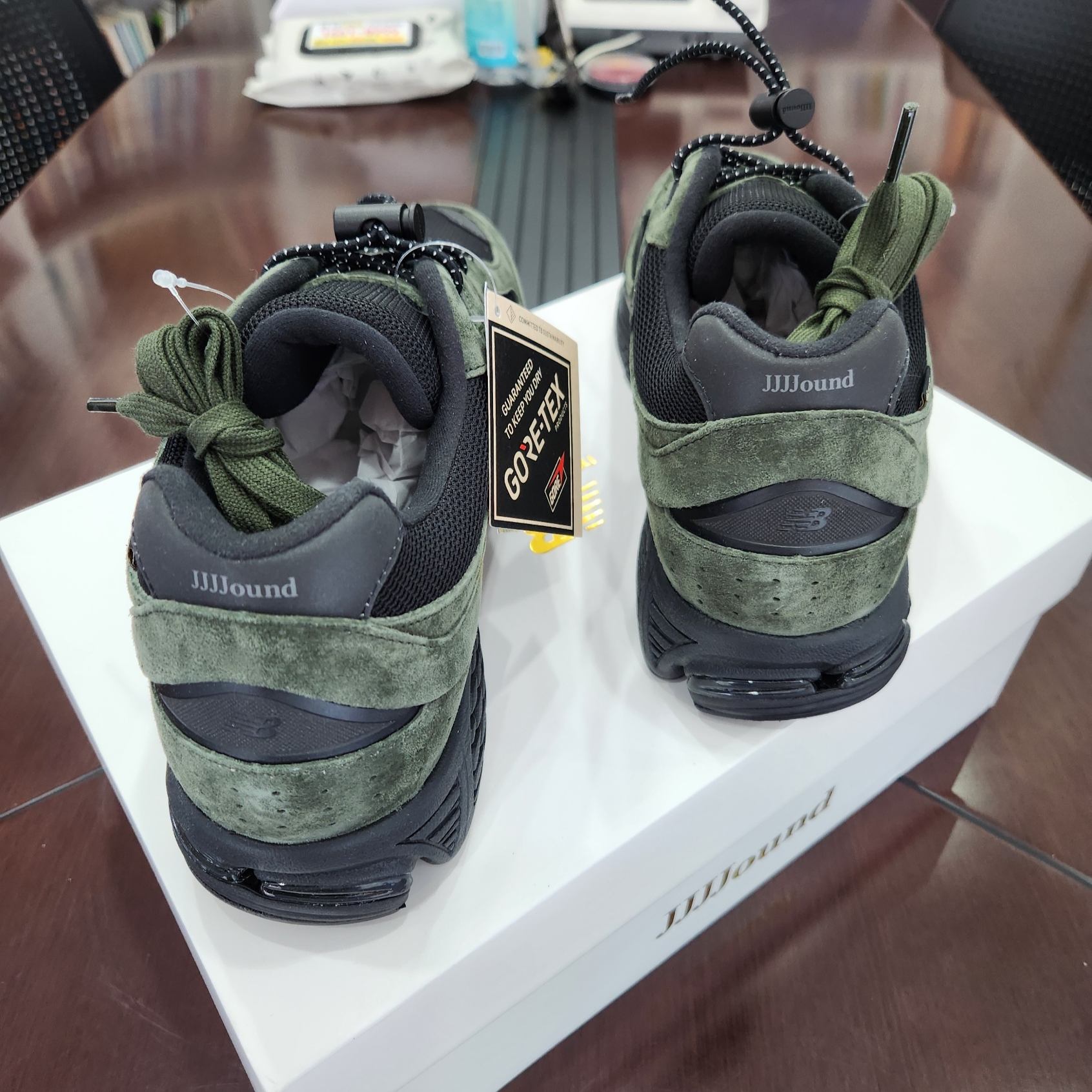 New Balance x JJJJound 2002R Gore-Tex Pine 착용 스타일 - 5