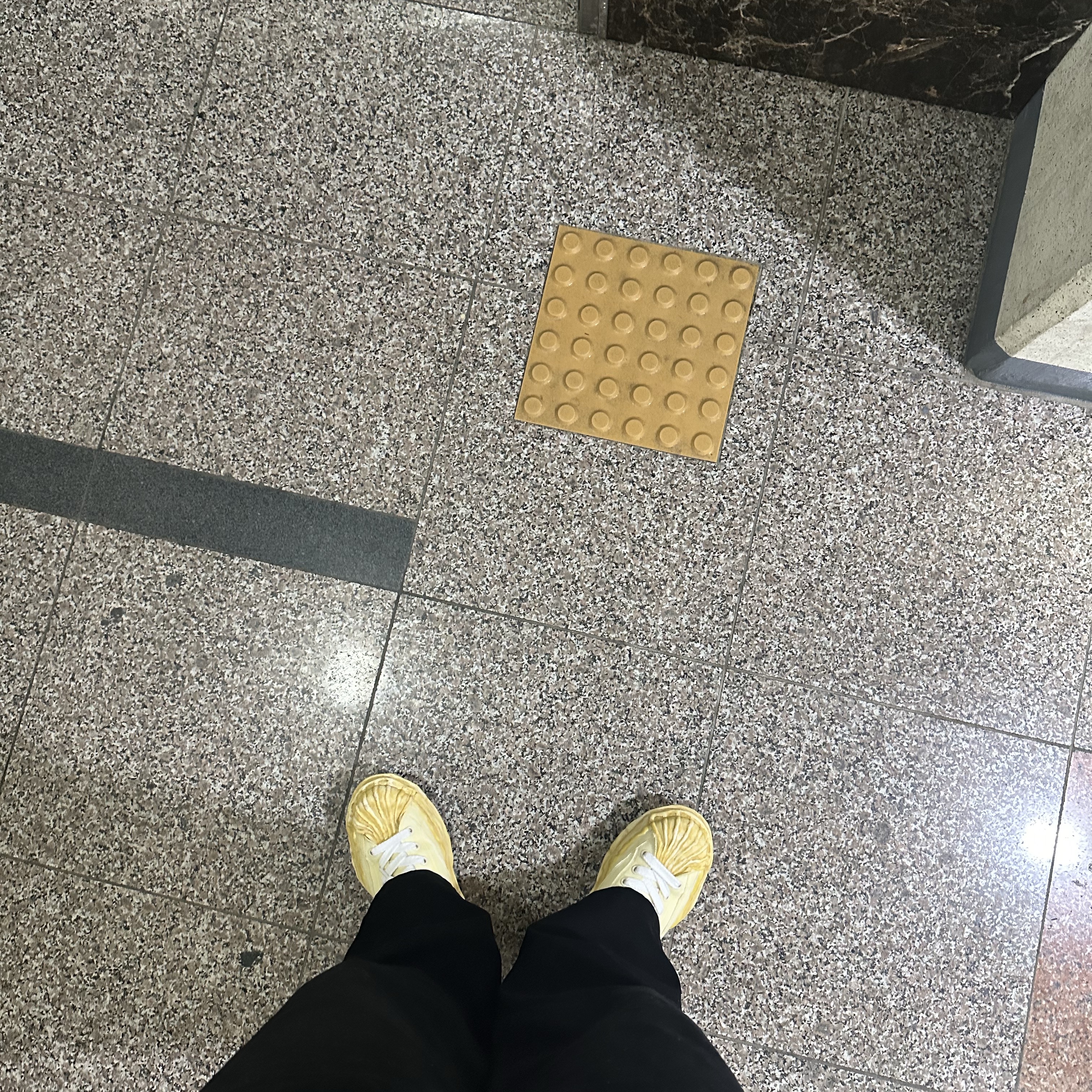 Maison Mihara Yasuhiro Blakey OG Sole Canvas Over Dyed Low-top Sneakers White, Jordan 1 x Travis Scott Retro Low OG SP Sail and Ridgerock 착용 스타일 - 1