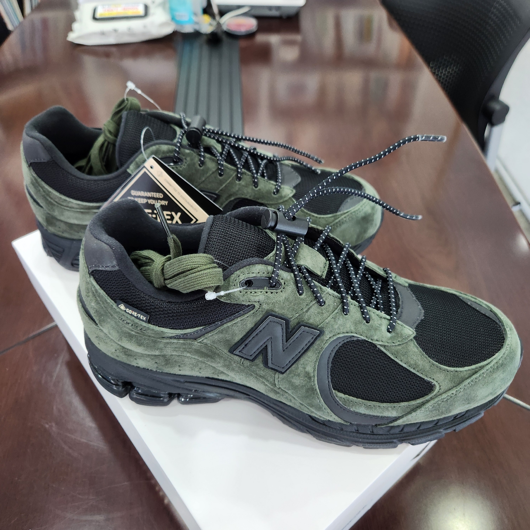 New Balance x JJJJound 2002R Gore-Tex Pine 착용 스타일 - 6