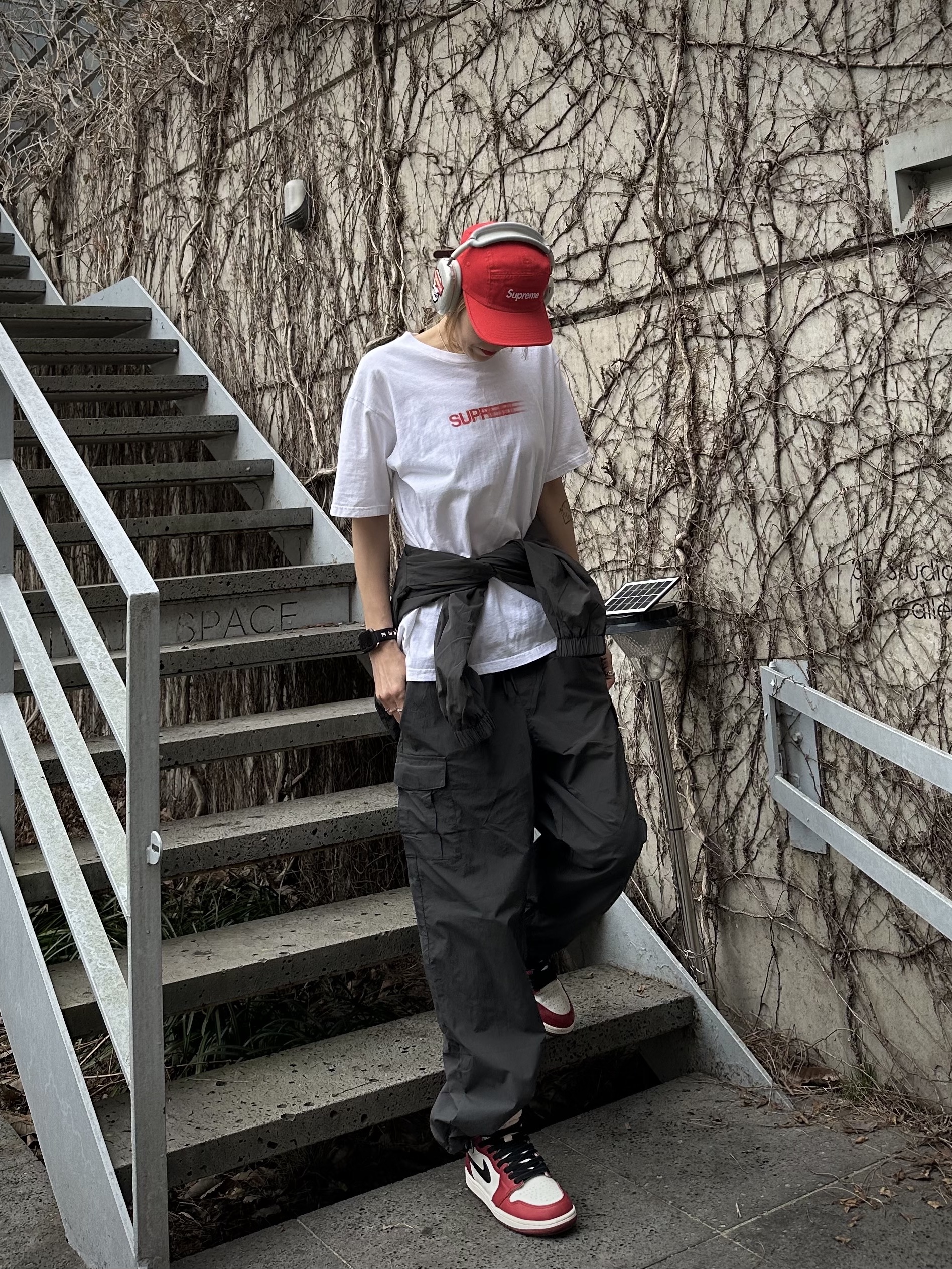 Jordan 1 Retro High OG Chicago 2022, Supreme Motion Logo T-Shirt White - 20SS 착용 스타일 - 2