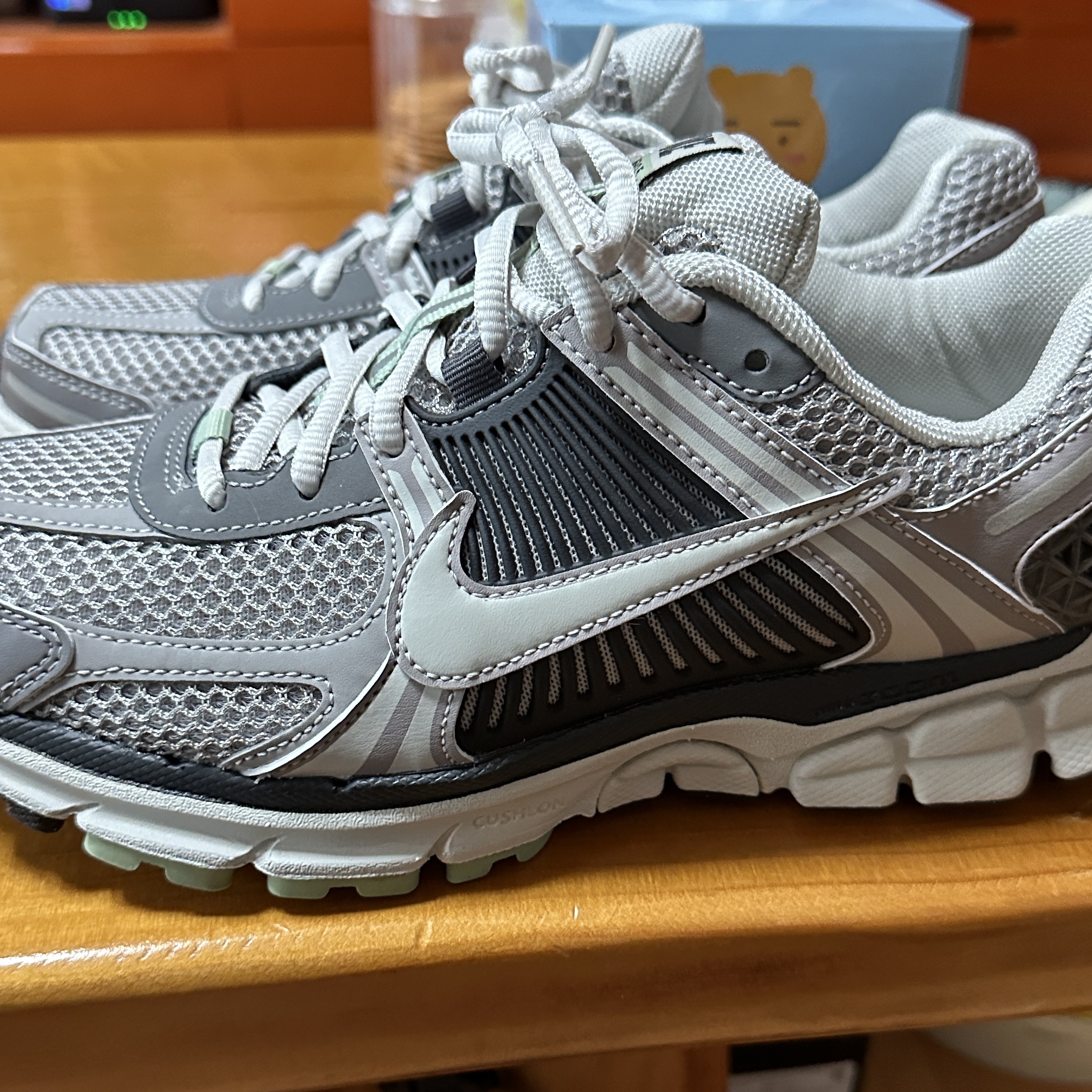 (W) Nike Zoom Vomero 5 Cobblestone and Flat Pewter 착용 스타일
