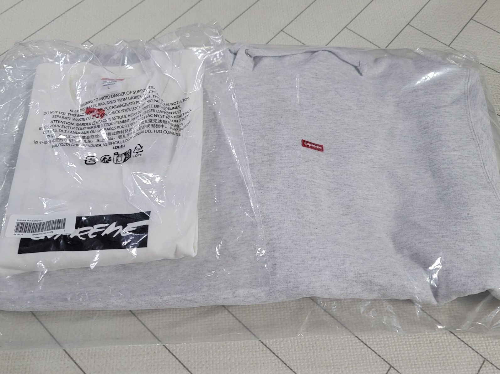 Supreme Small Box Hooded Sweatshirt Ash Grey - 24SS, Supreme Futura Box Logo T-Shirt White - 24SS 착용 스타일