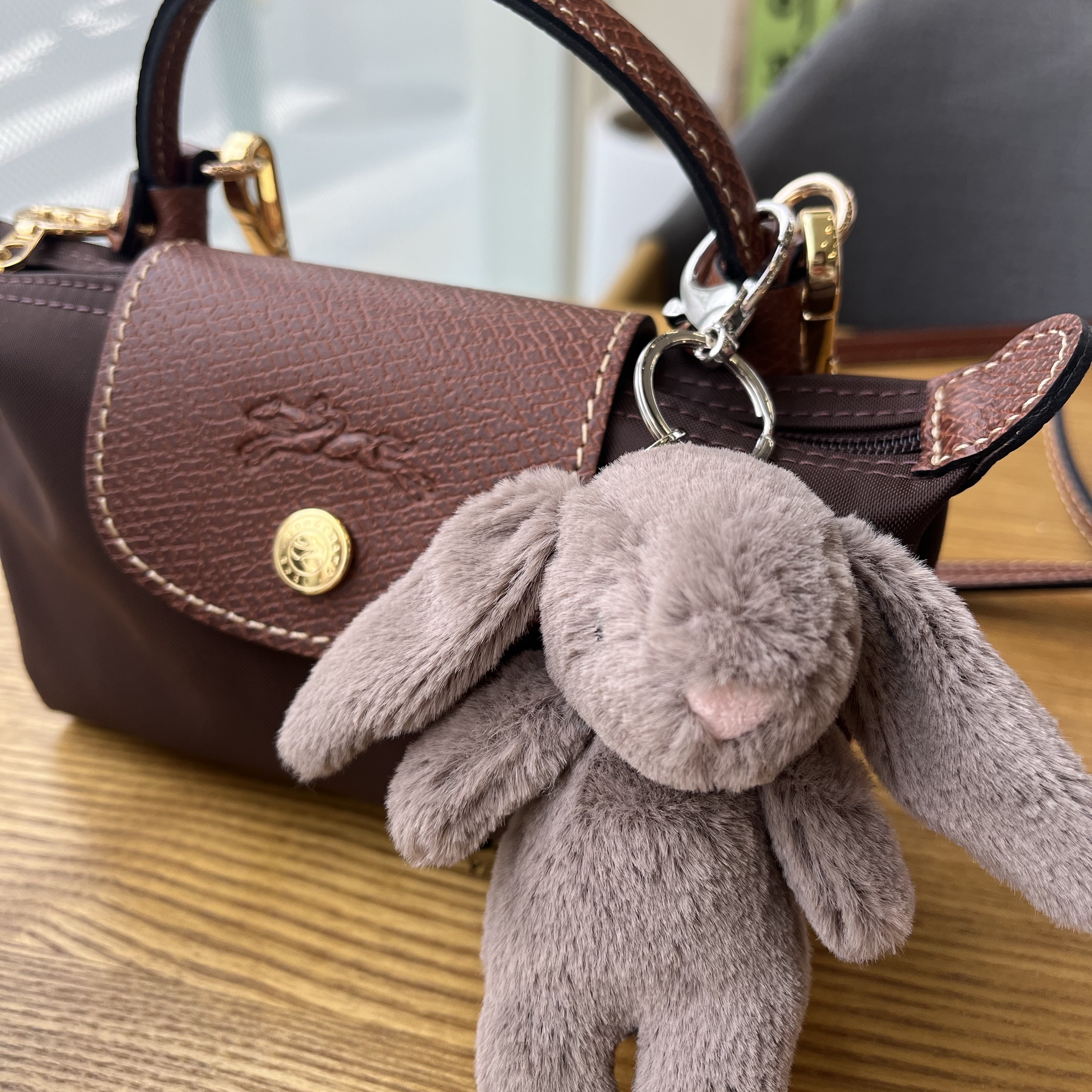 Jellycat Bashful Bunny Truffle Bag Charm Brown, Longchamp Le Pliage Original Handle Pouch Ebony 착용 스타일