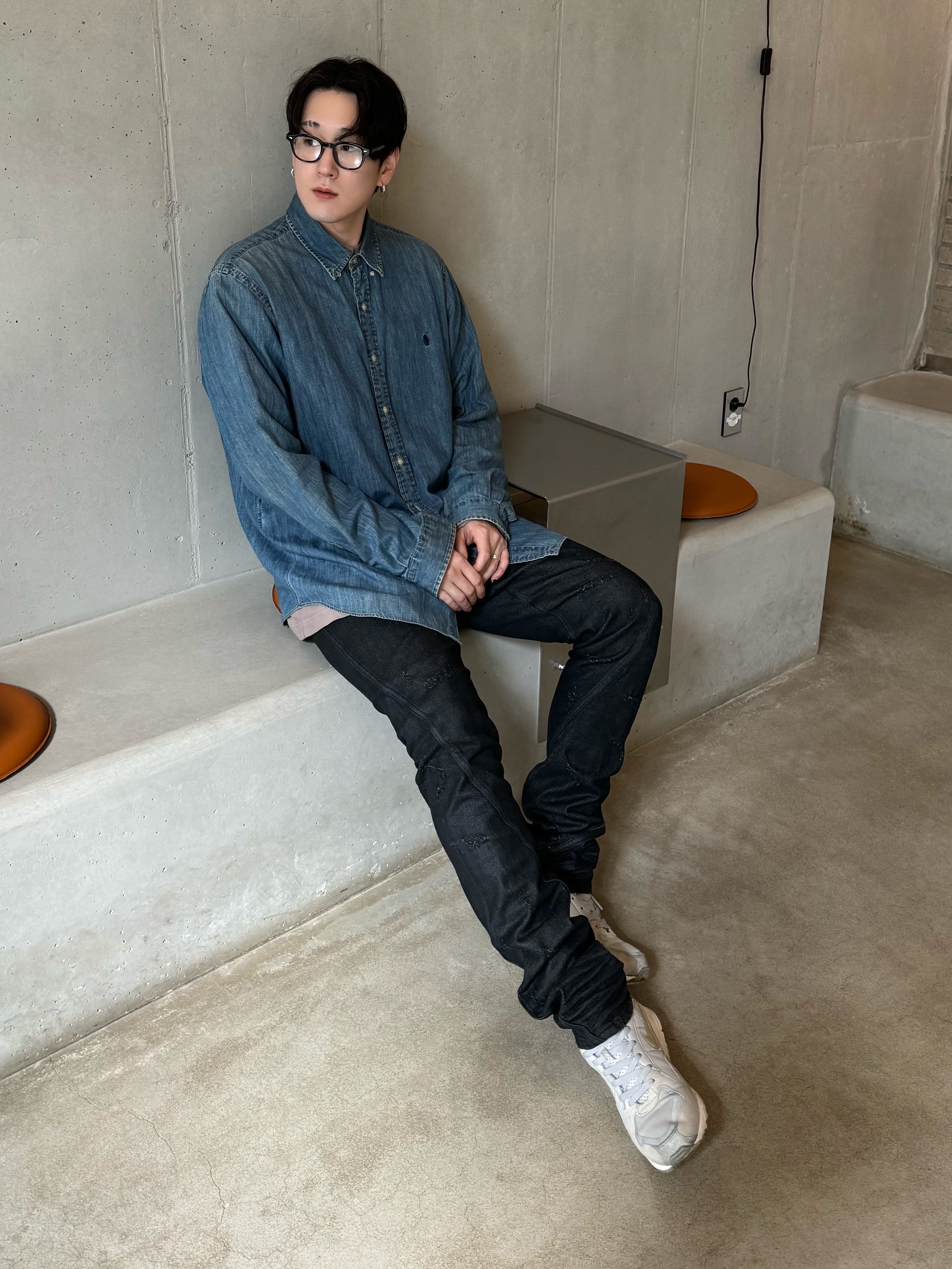 Nike x Fear of God Air Skylon 2 Light Bone, Yeezy Gap Engineered By Balenciaga Dove Long Sleeve T-Shirt Beige 착용 스타일 - 2