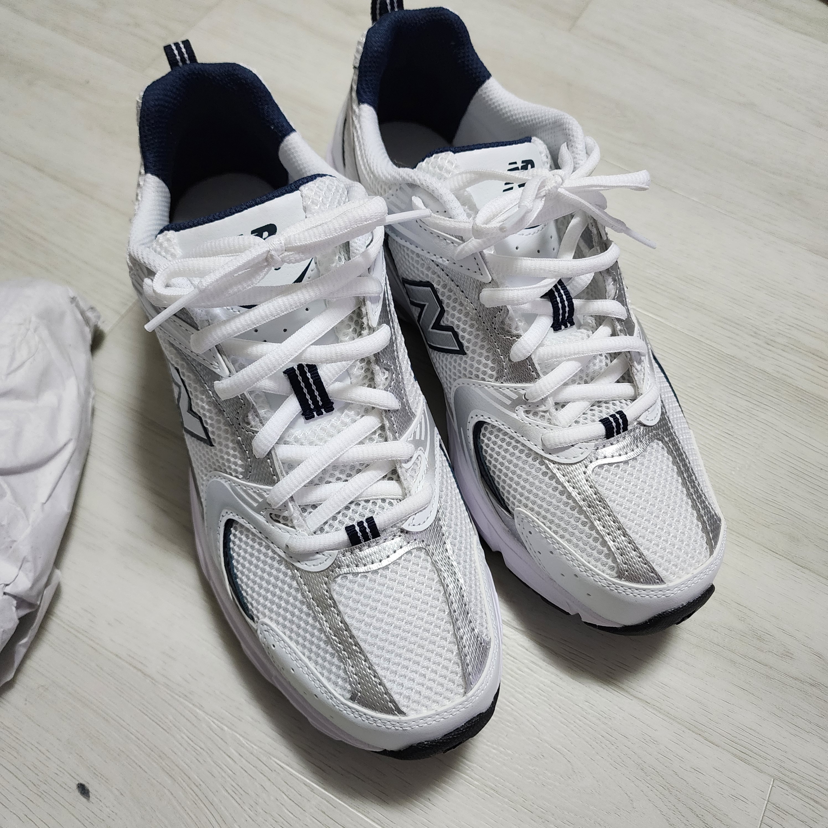 New Balance 530 White 착용 스타일