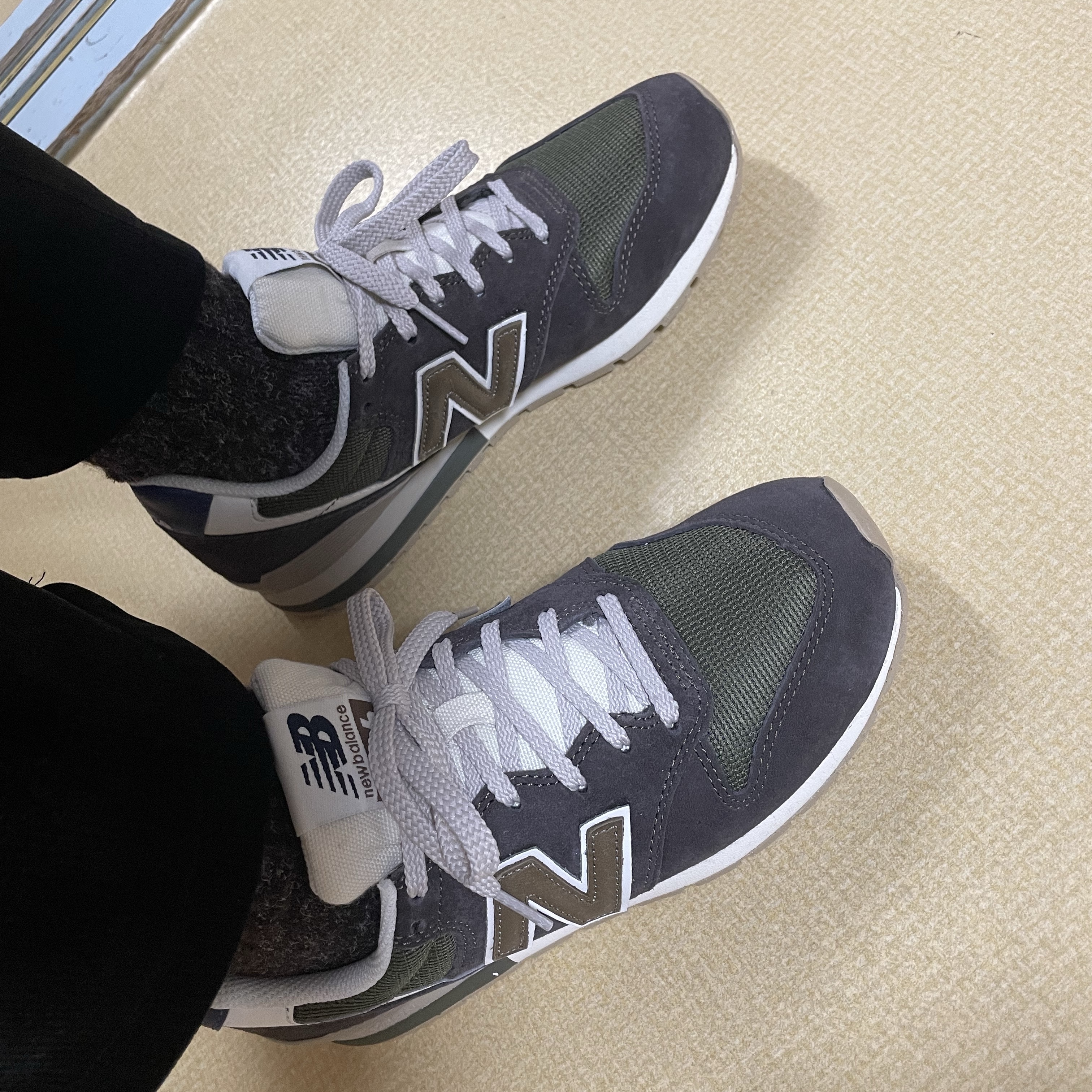 New Balance 996 Brown 착용 스타일 - 2