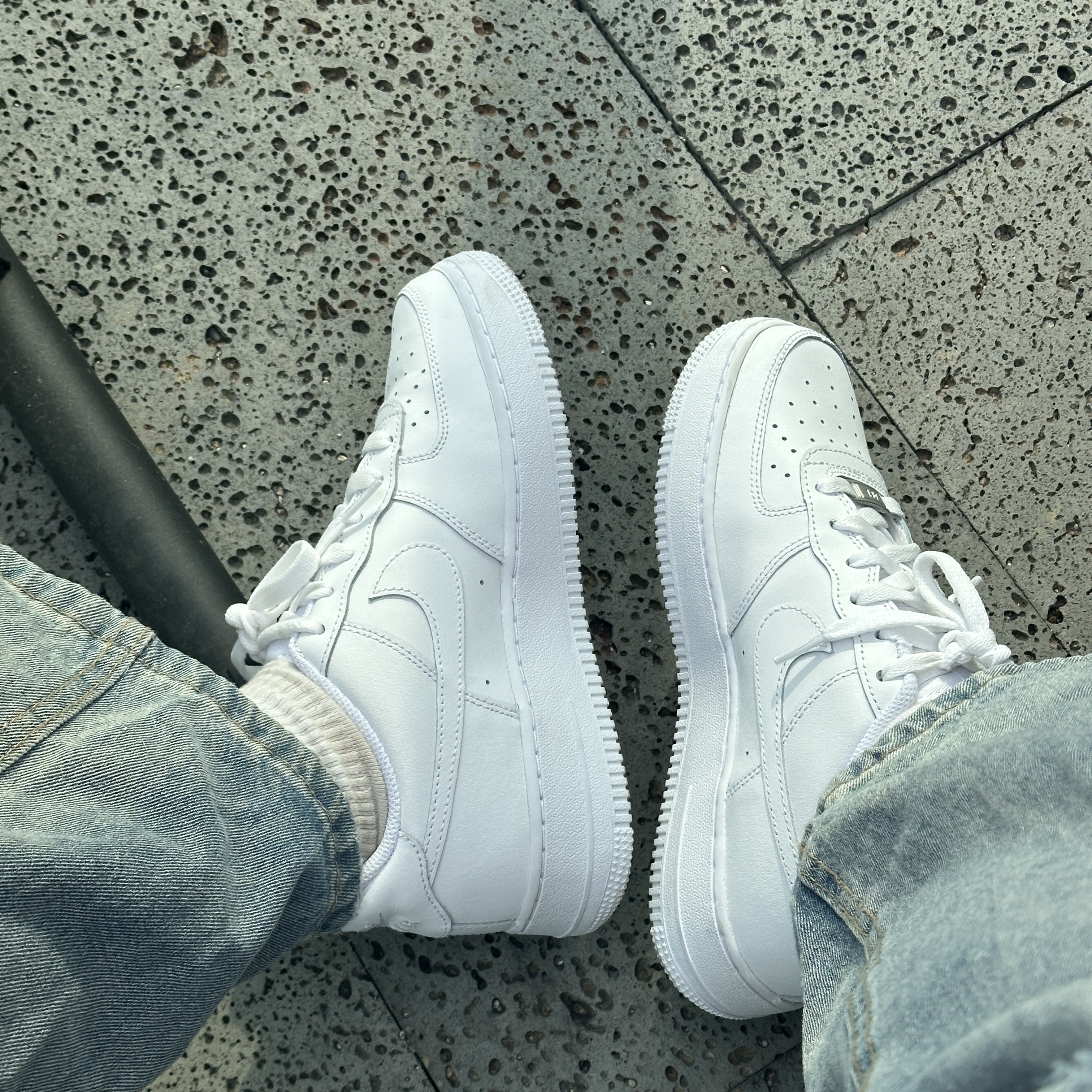 (GS) Nike Air Force 1 LE White 착용 스타일 - 1