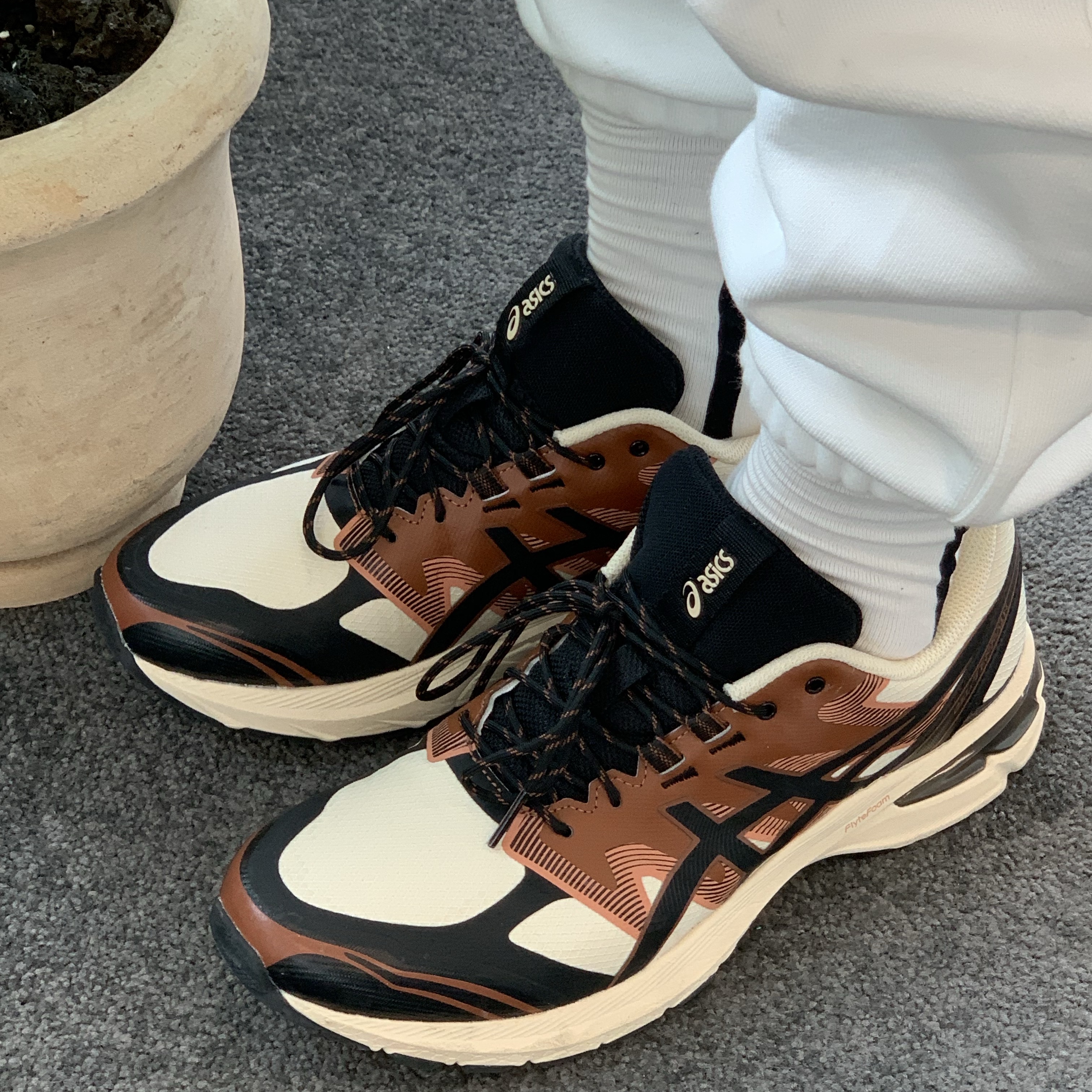 Asics Gel-Terrain Vanilla Black 착용 스타일 - 1