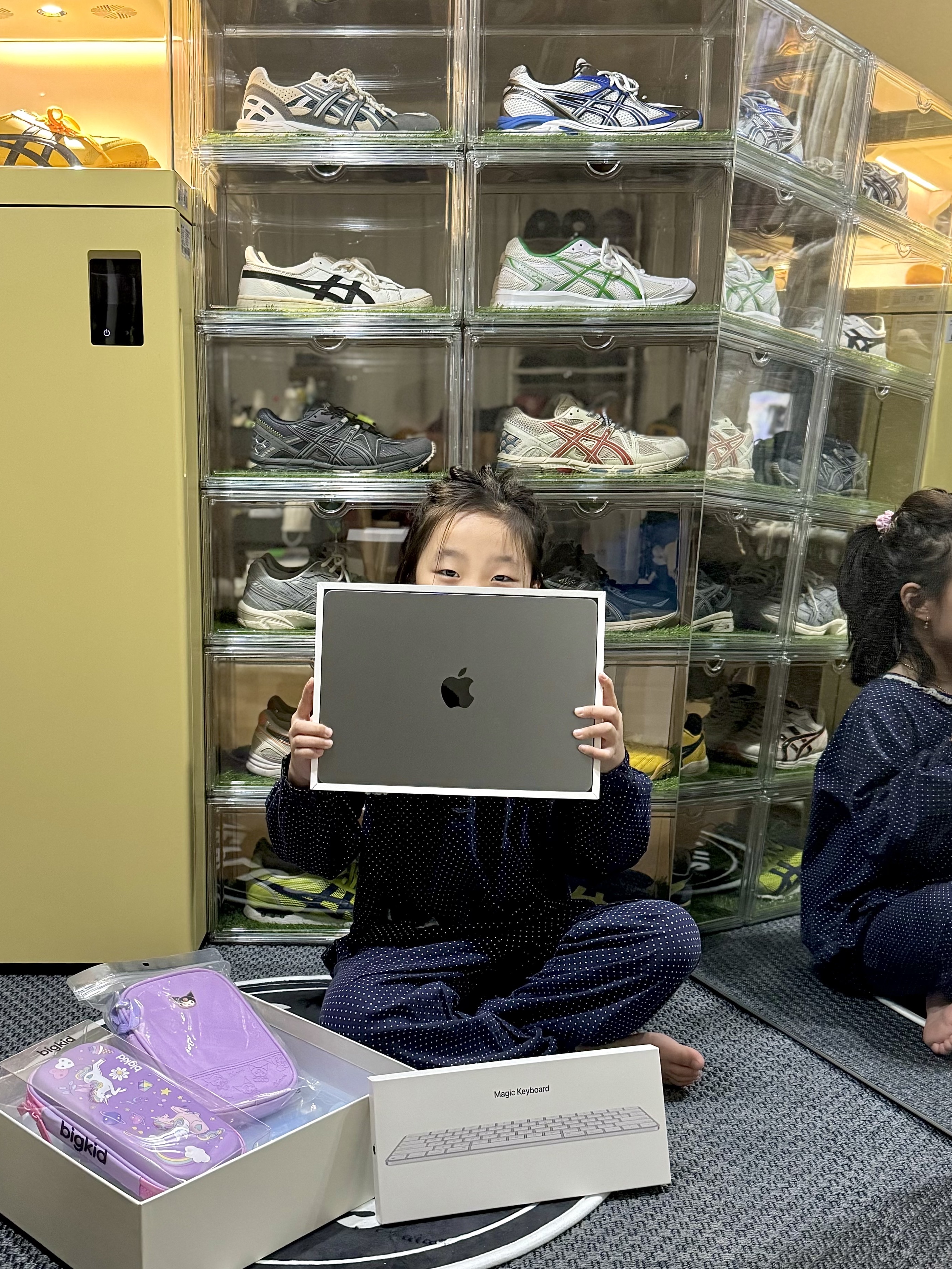 Apple 2022 MacBook Pro 13 M2 512GB SSD / 8GB RAM Space Gray (Korean Ver.), [KREAM 단독] ADSB Andersson Bell Macaron Intarsia Cardigan Khaki 착용 스타일 - 1