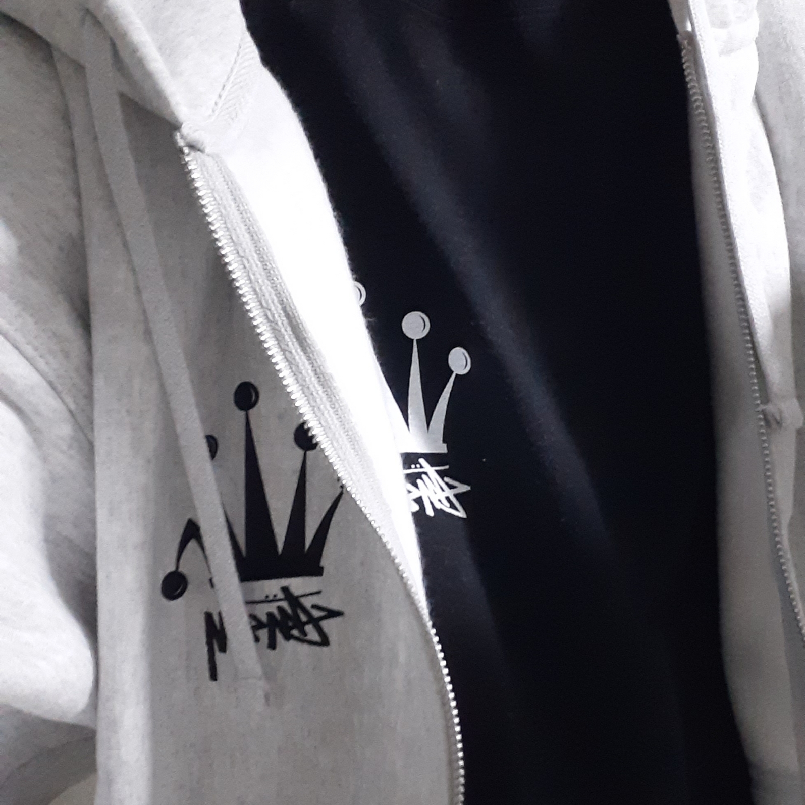 Stussy Regal Crown Pigment Dyed T-Shirt Black, Stussy Regal Crown Zip Hoodie Ash Heather 착용 스타일 - 1