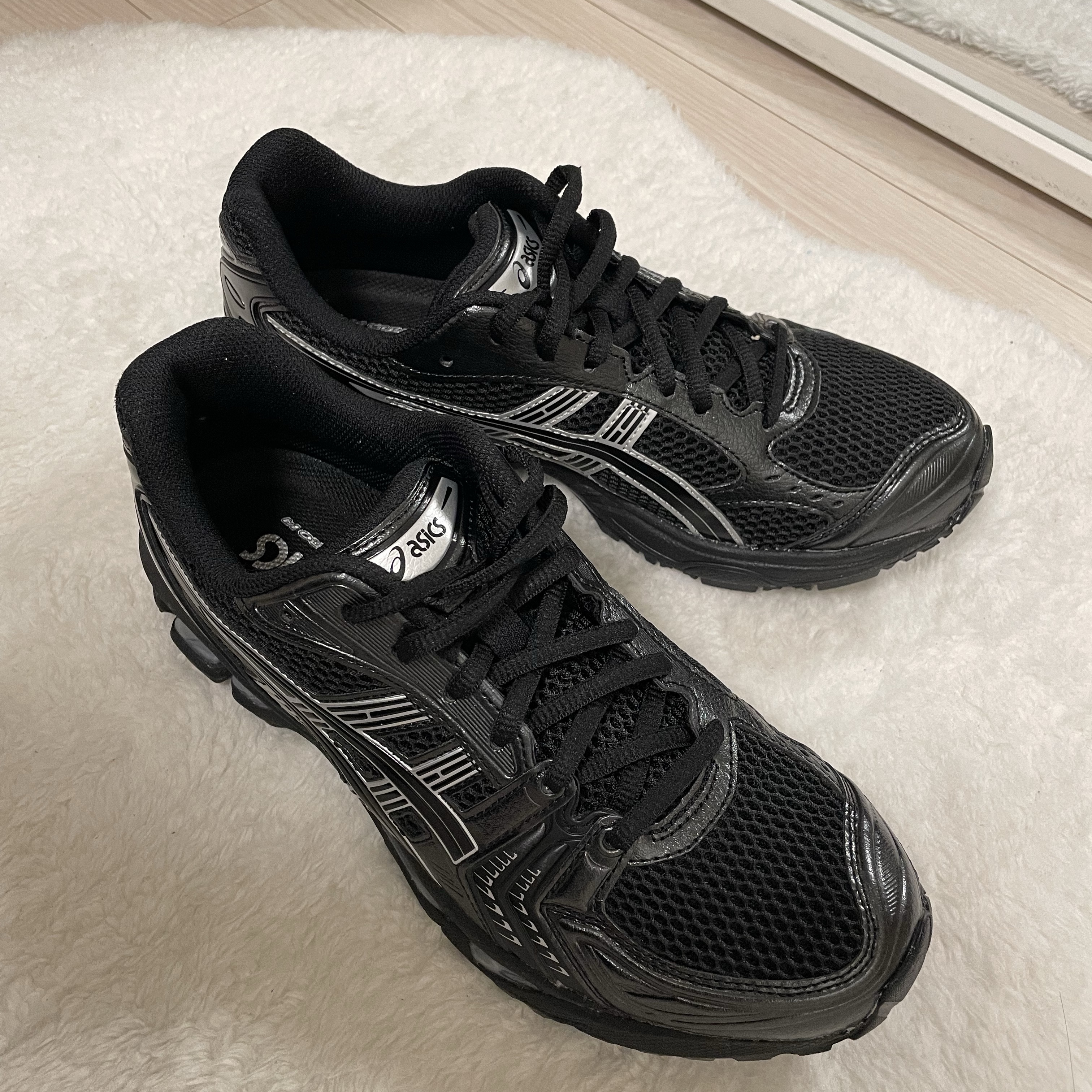 Asics Gel-Kayano 14 Black Pure Silver 착용 스타일 - 1