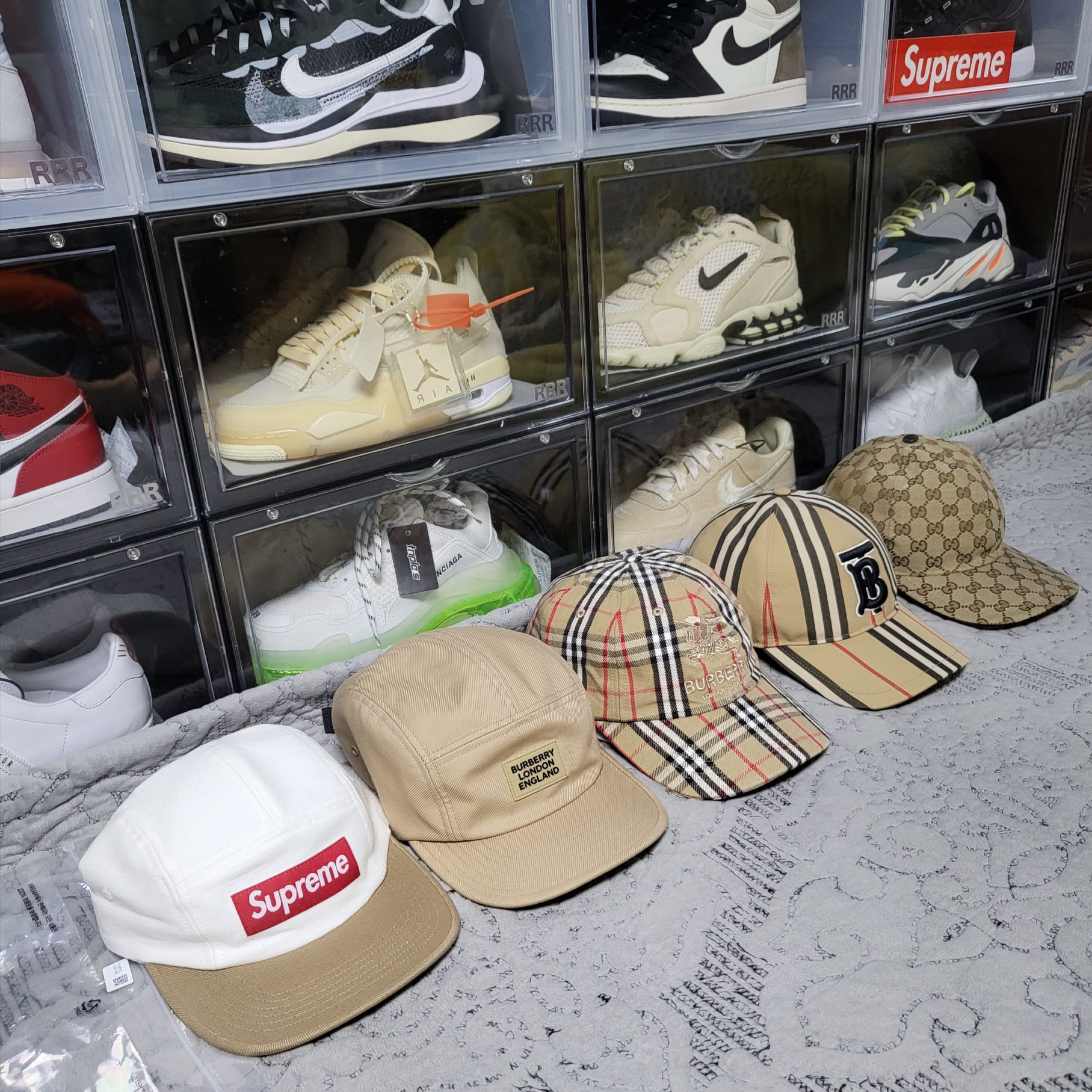 Supreme 2-Tone Camp Cap White - 23FW, Supreme x Burberry Denim 6-Panel Beige - 22SS 착용 스타일
