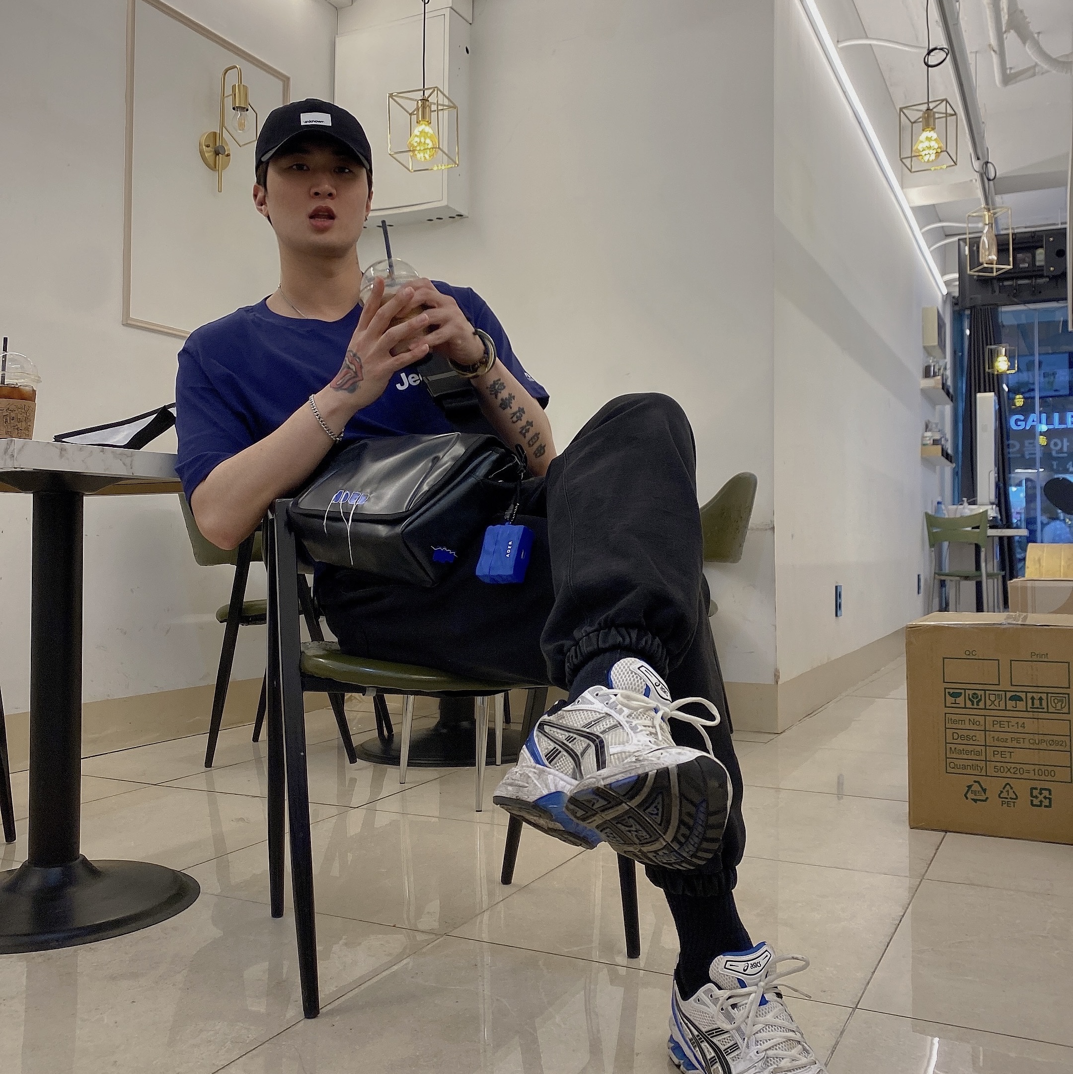 Ader Error Trace Admore Crossbody Bag Black, Casetify x Ader Error AirPods Pro Case 착용 스타일 - 4
