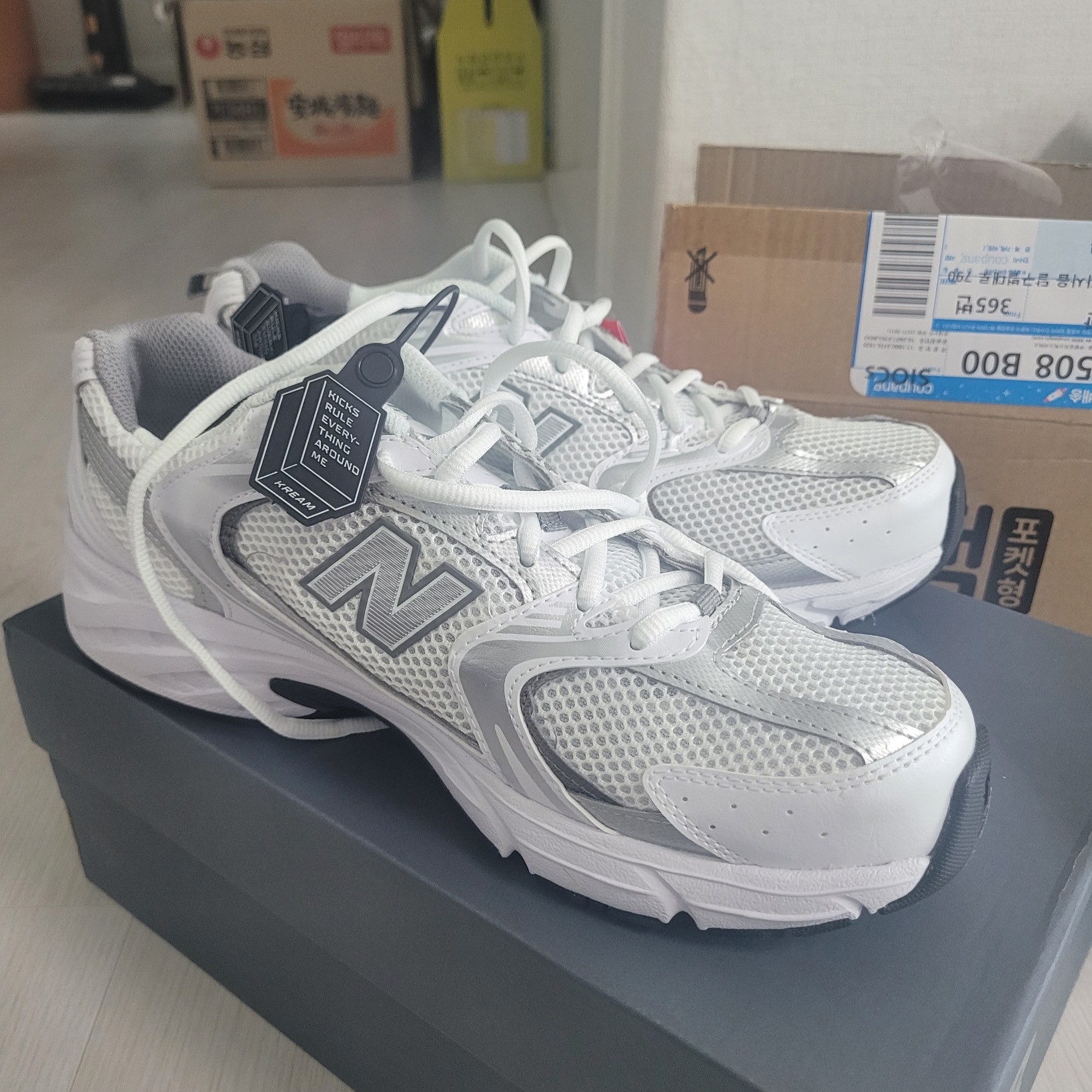 New Balance 530 White Silver 착용 스타일