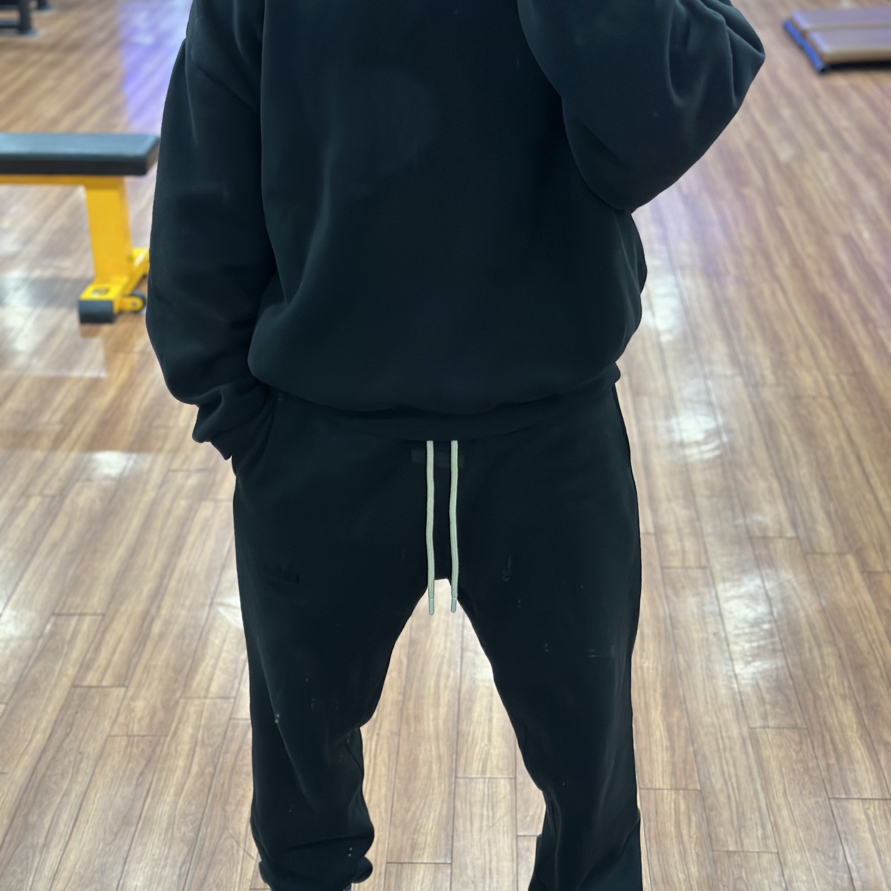 Essentials Sweatpants Jet Black - 23FW, Essentials Hoodie Jet Black - 23FW 착용 스타일 - 1
