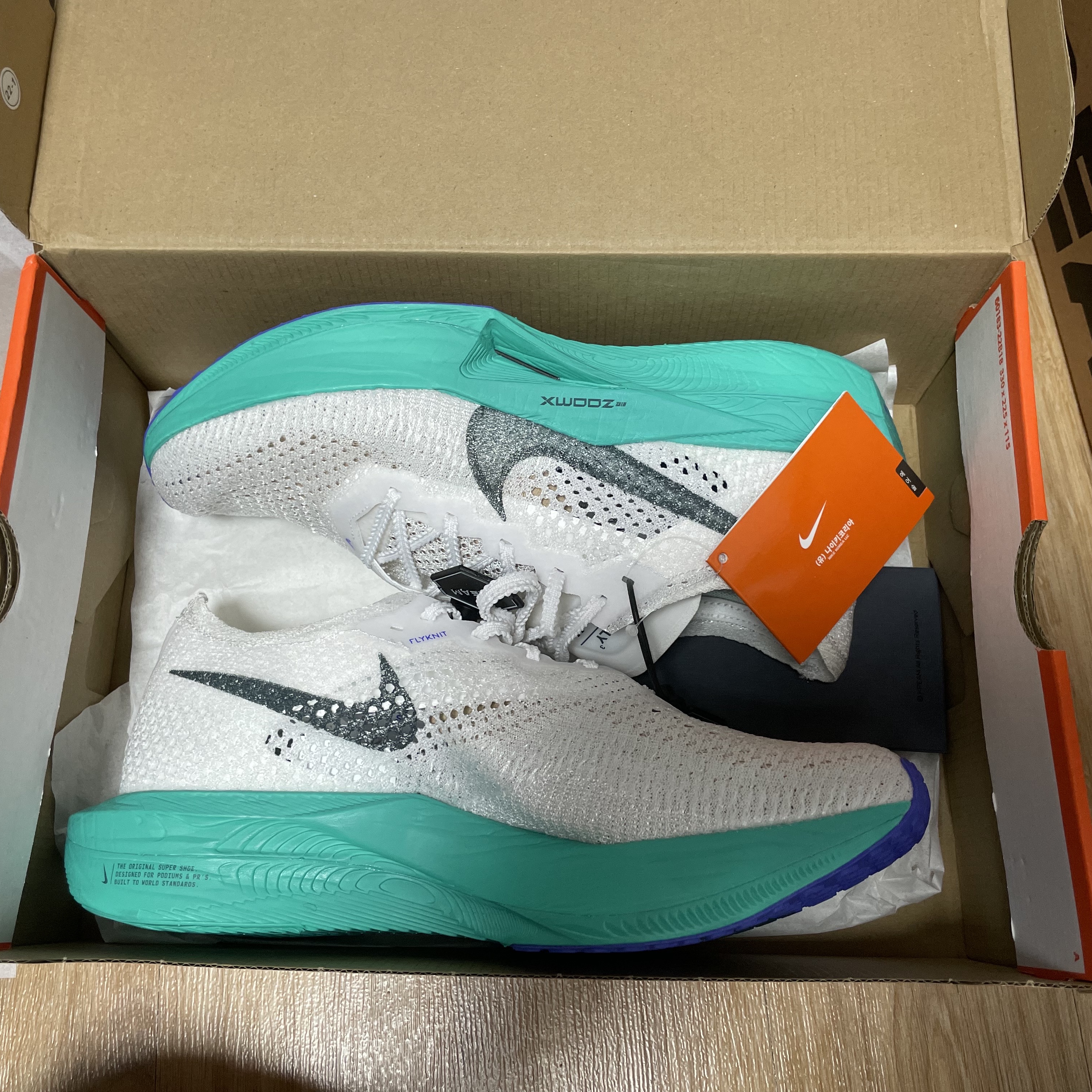 Nike ZoomX Vaporfly Next% 3 White Deep Jungle 착용 스타일 - 1