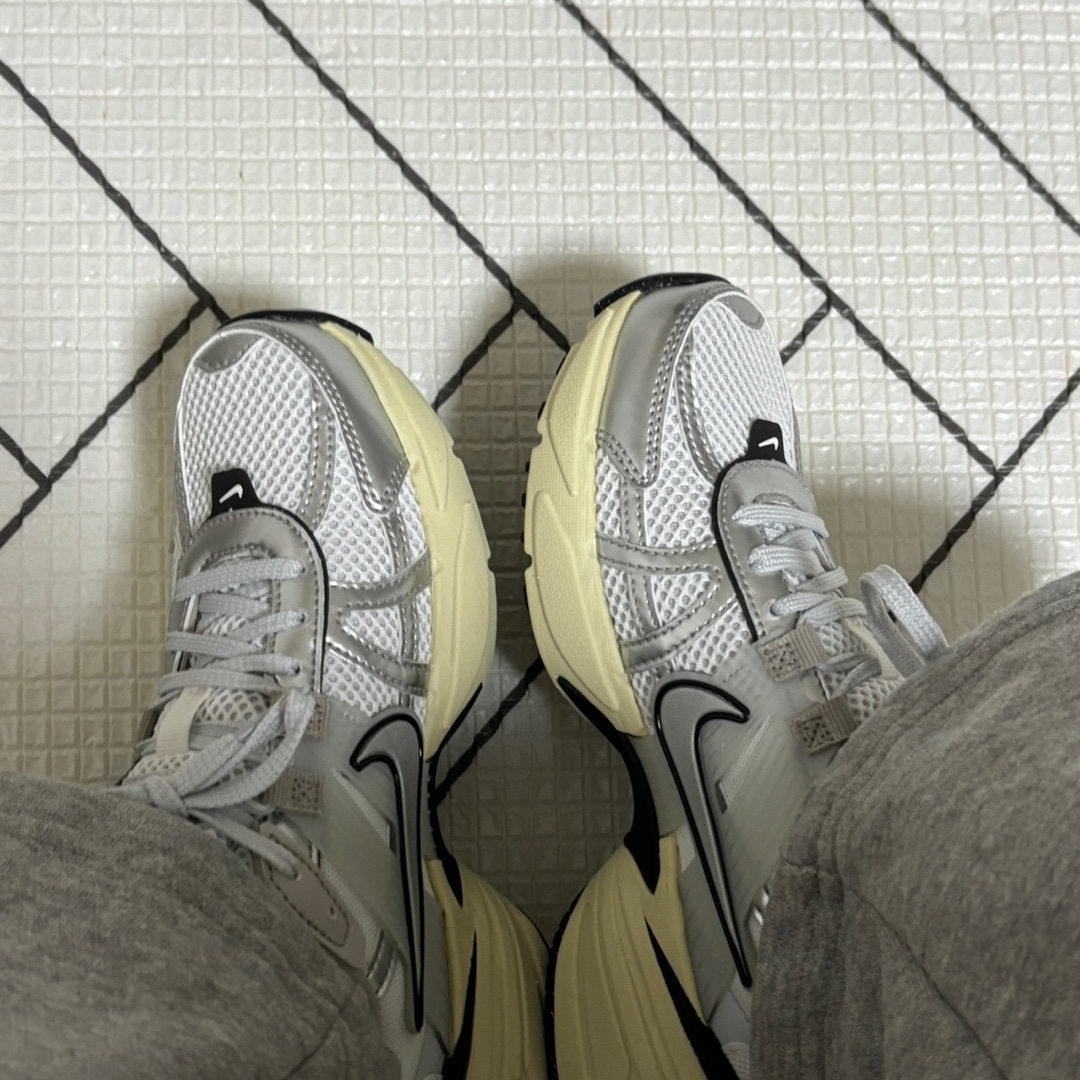 Nike V2K Run Summit White Metallic Silver 착용 스타일