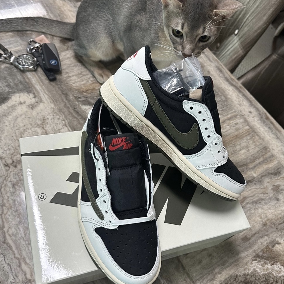 (W) Jordan 1 x Travis Scott Retro Low OG SP Medium Olive, Jordan 1 x Travis Scott Retro Low OG SP Sail and Ridgerock 착용 스타일 - 3