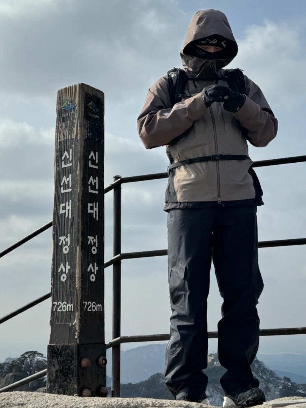 Supreme x The North Face Cargo Jacket Gold - 20SS, Adidas Essential 3S Woven Windbreaker Jacket Black - KR Sizing 착용 스타일 - 6