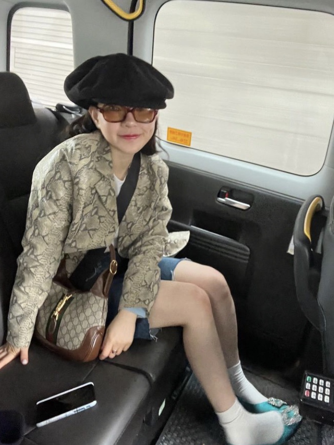 Gucci Jackie 1961 Medium Shoulder Bag GG Supreme Canvas 착용 스타일