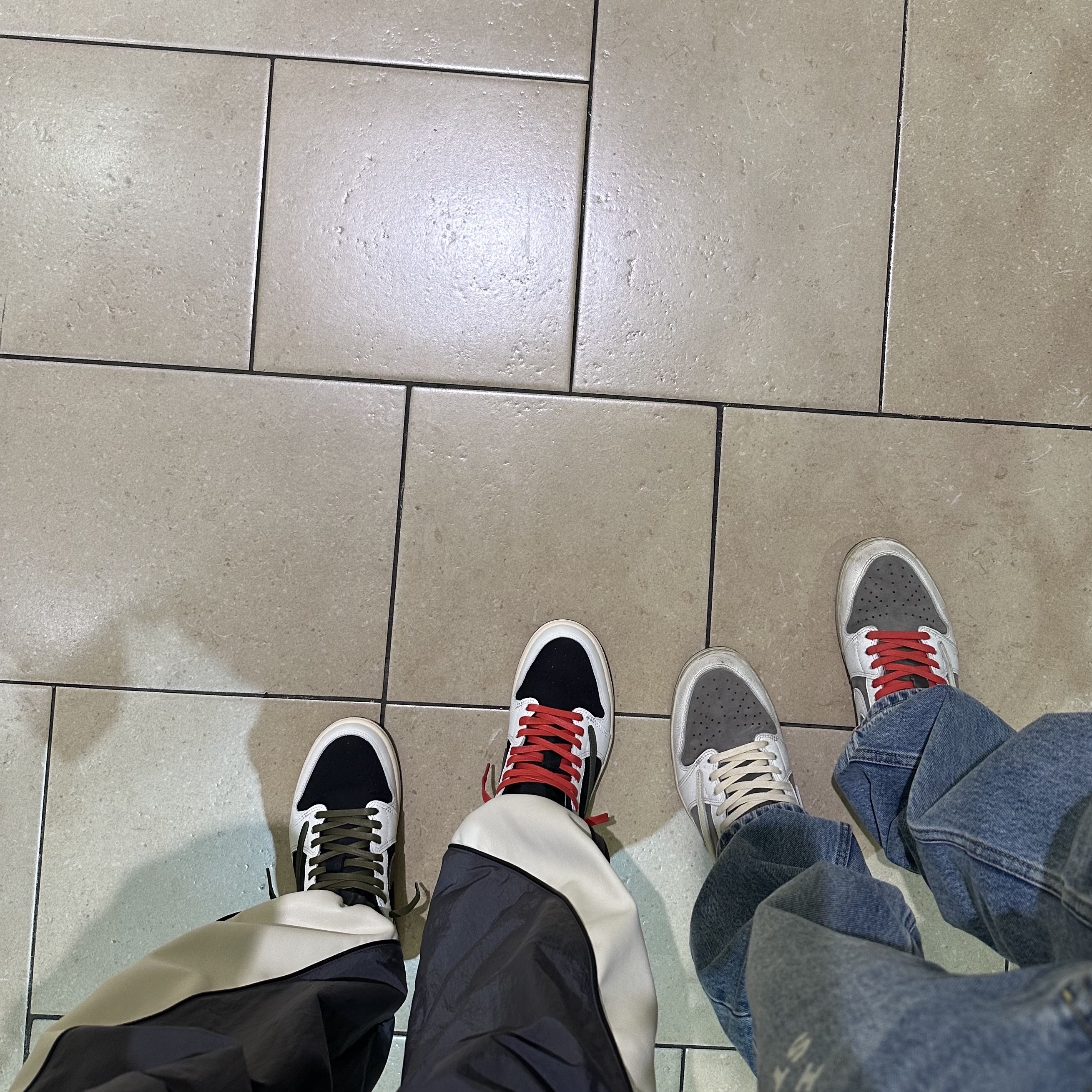 (W) Jordan 1 x Travis Scott Retro Low OG SP Medium Olive, Jordan 1 x Travis Scott Retro Low OG SP Sail and Ridgerock 착용 스타일 - 1