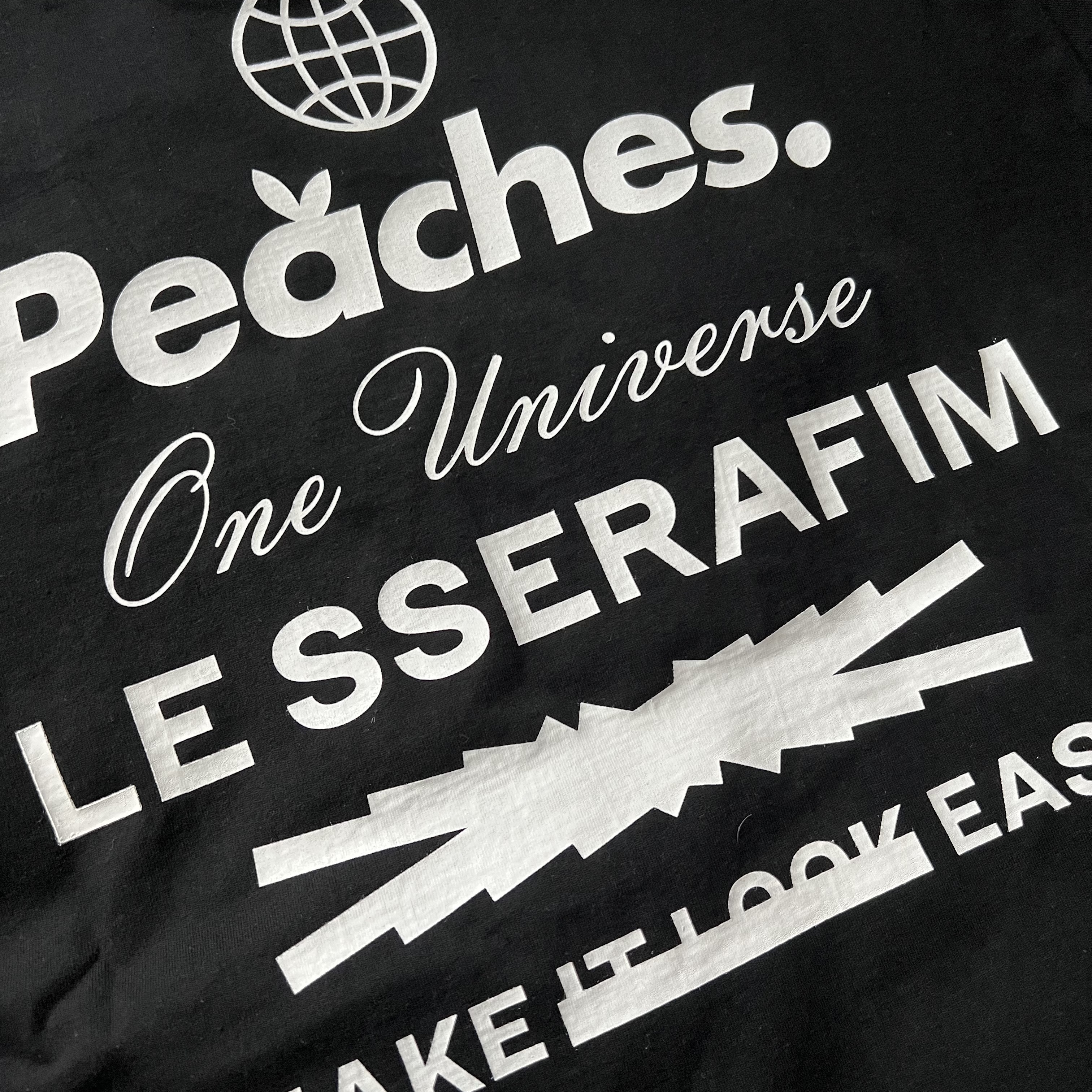 LE SSERAFIM x Peaches. Staple S/S T-Shirt Black 착용 스타일