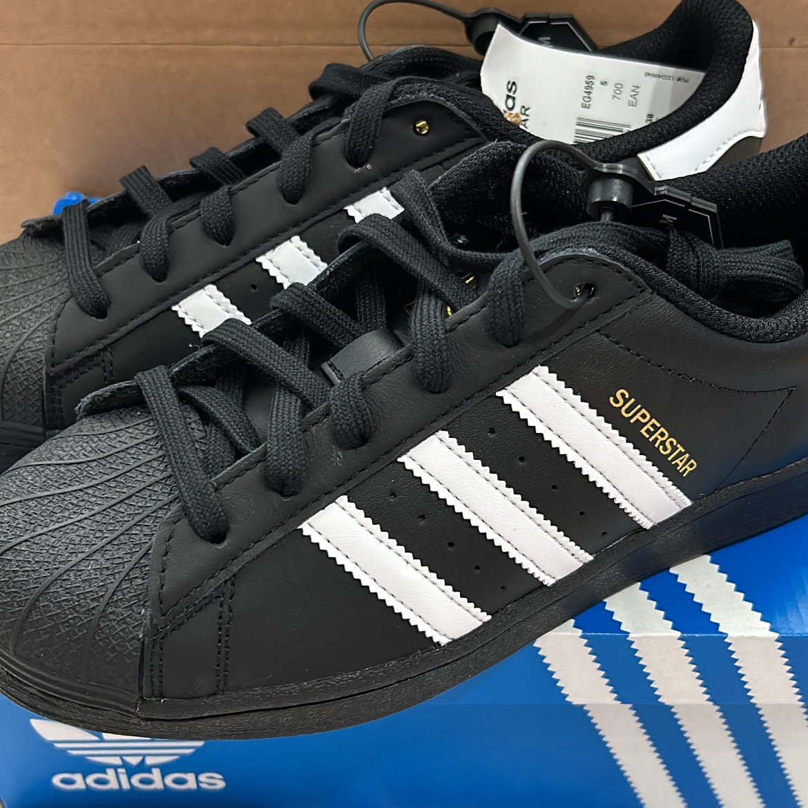 Adidas Superstar Core Black White 착용 스타일