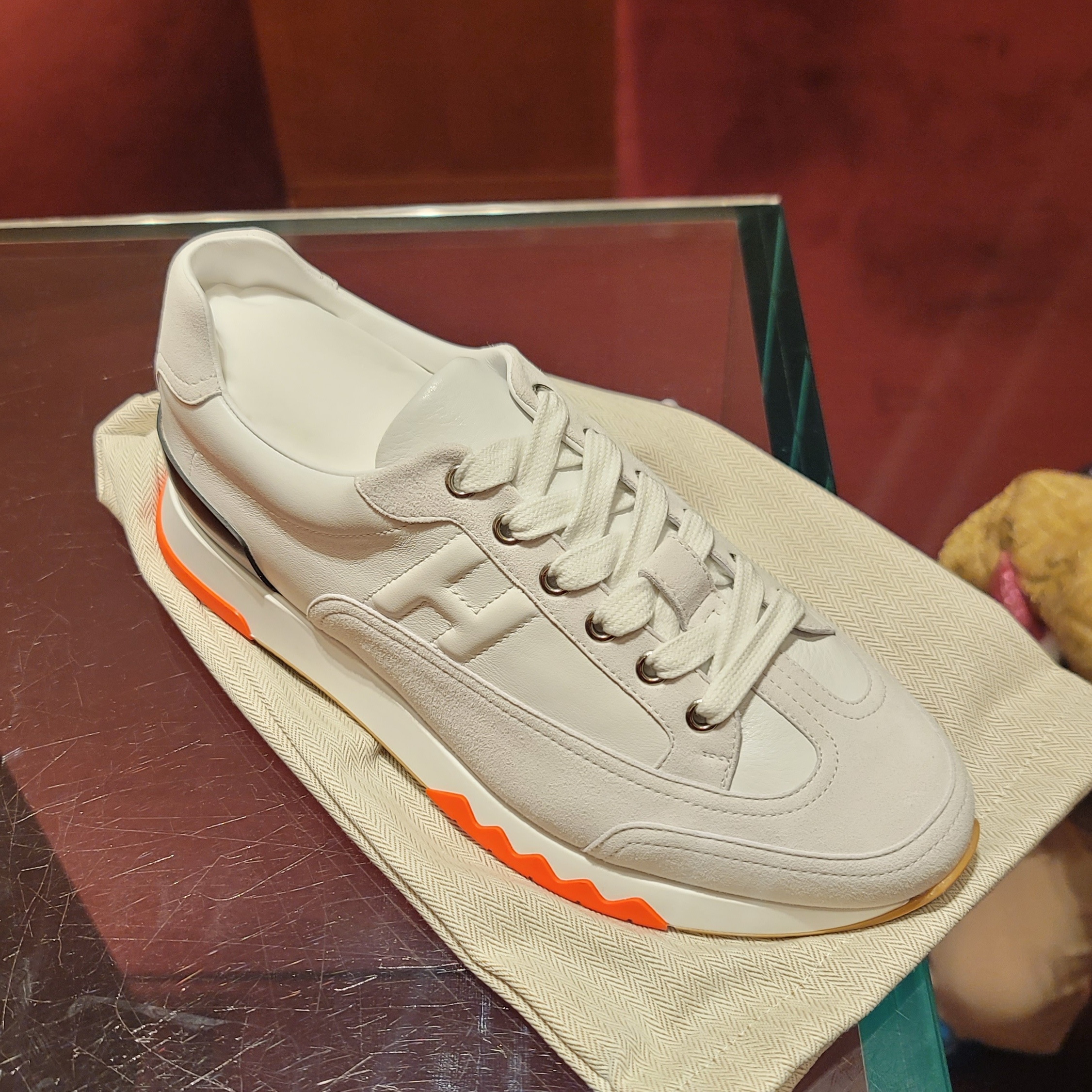 Hermes Trail Sneakers Calfskin Suede Goatskin & Blanc Noir 착용 스타일 - 1