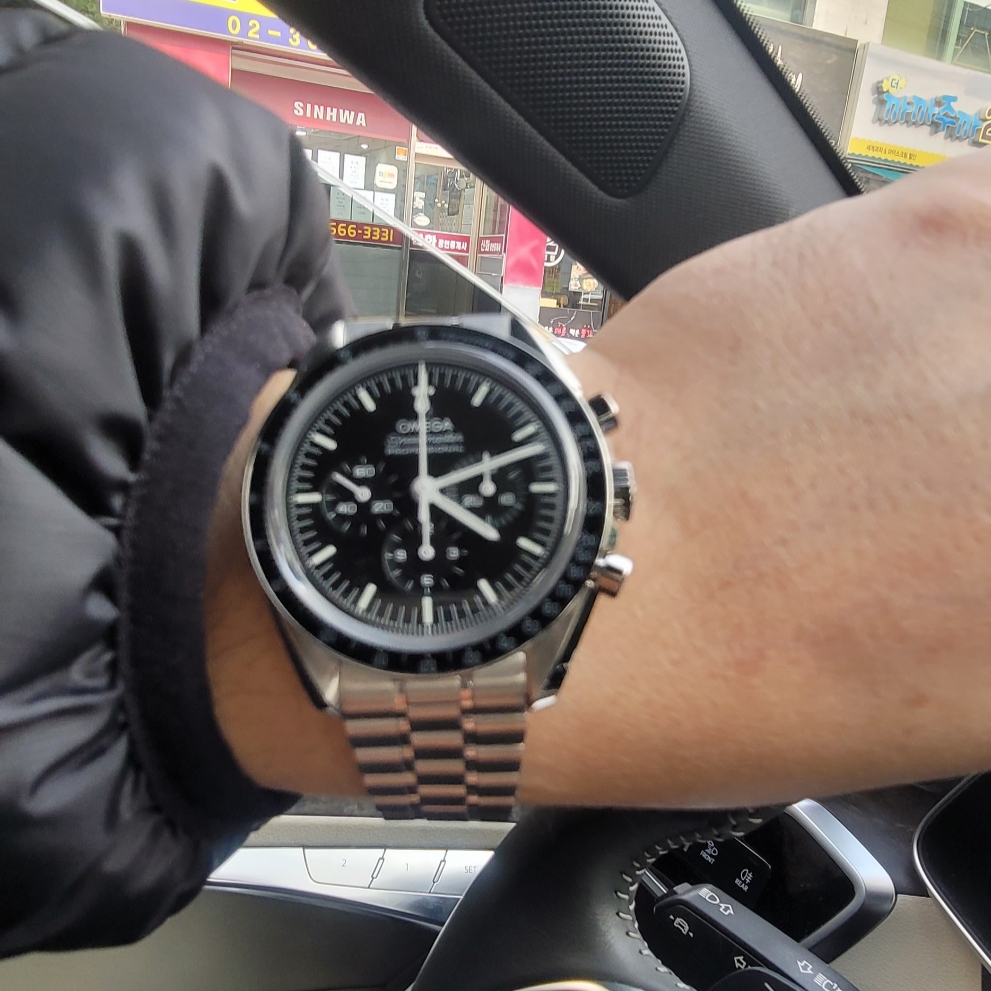 Omega Speedmaster Moonwatch Professional Co Axial Master Chronometer Chronograph Steel Black (Transparent Caseback Ver.) 착용 스타일