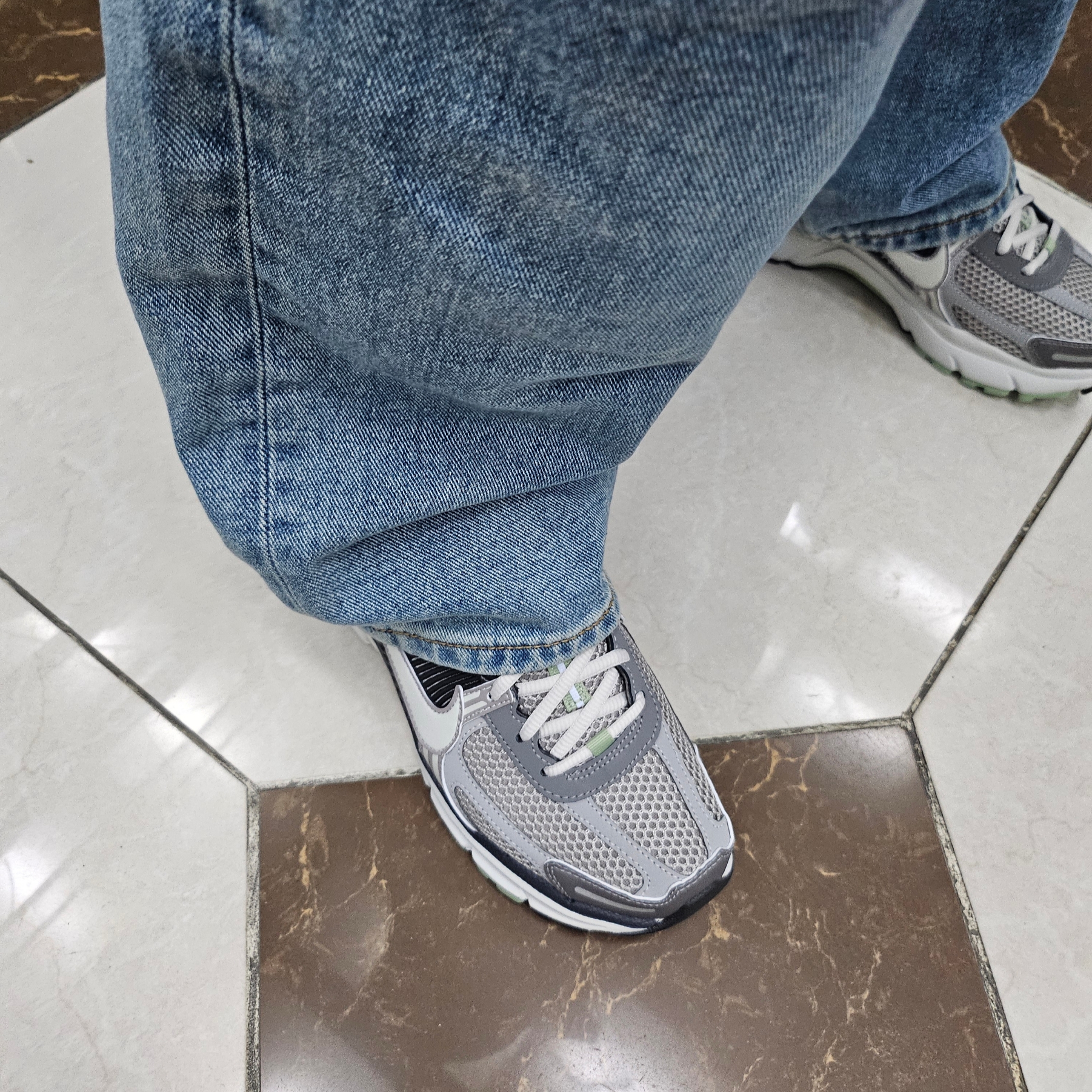 (W) Nike Zoom Vomero 5 Cobblestone and Flat Pewter 착용 스타일 - 1