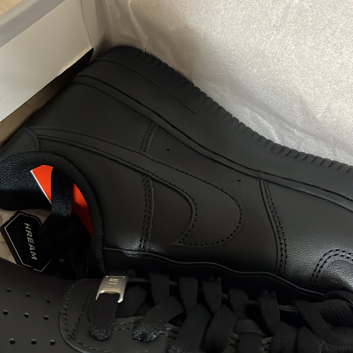 Nike Air Force 1 '07 Low Triple Black 착용 스타일