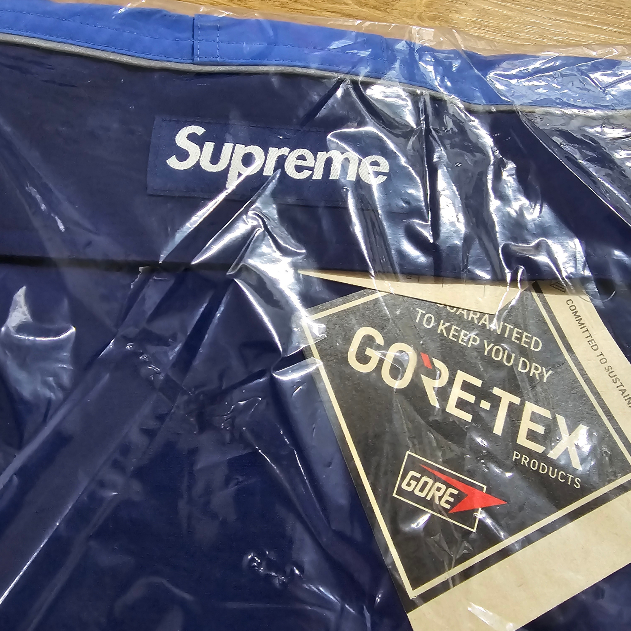 Supreme Gore-Tex Anorak Blue - 24SS, Supreme Futura Box Logo T-Shirt White - 24SS 착용 스타일 - 2