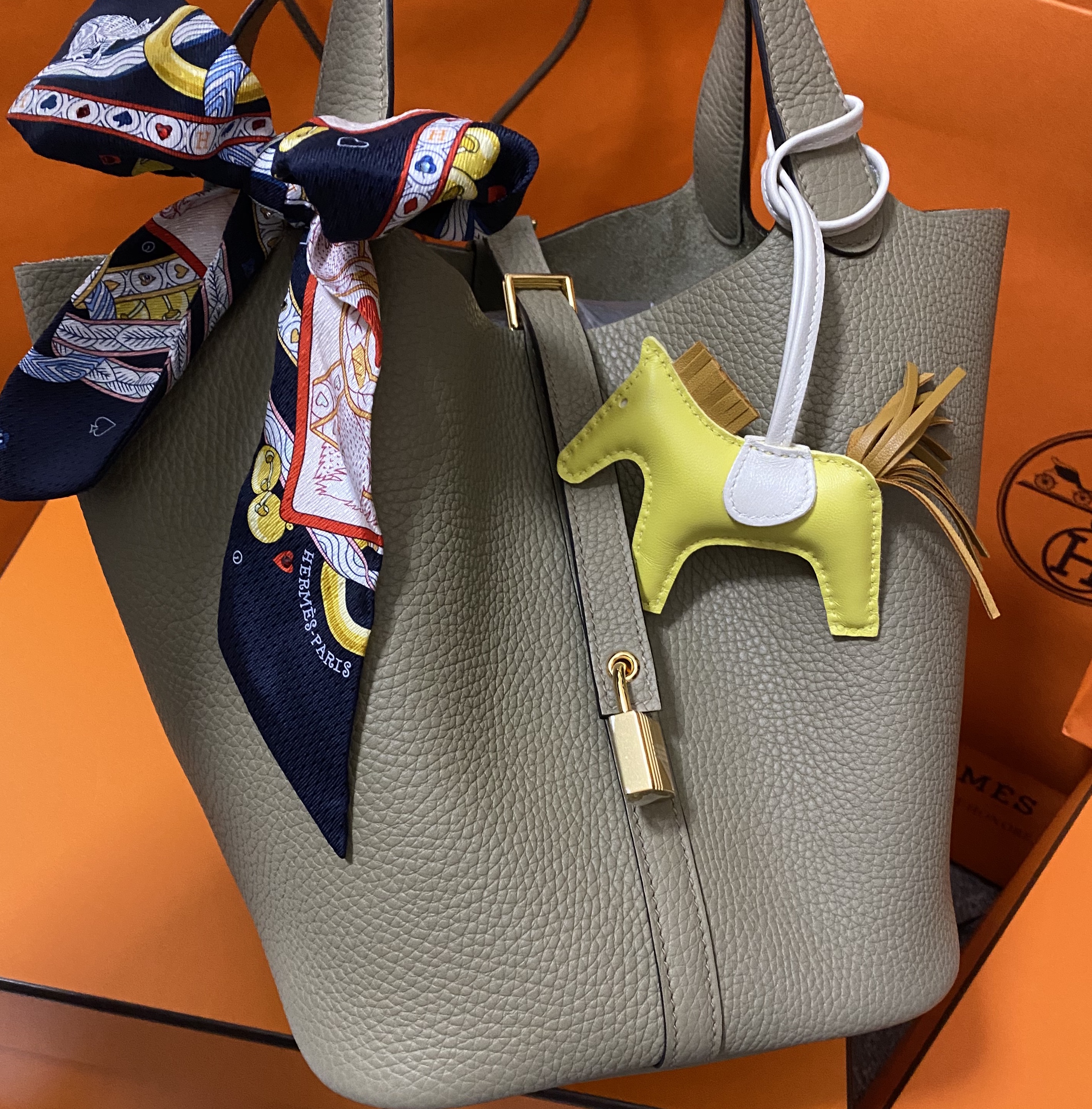 Hermes Picotin Lock 22 Bag Clemence & Gold Beige Marfa, Hermes Rodeo PM Charm Milo & Jaune De Naples Sesame Craie 착용 스타일