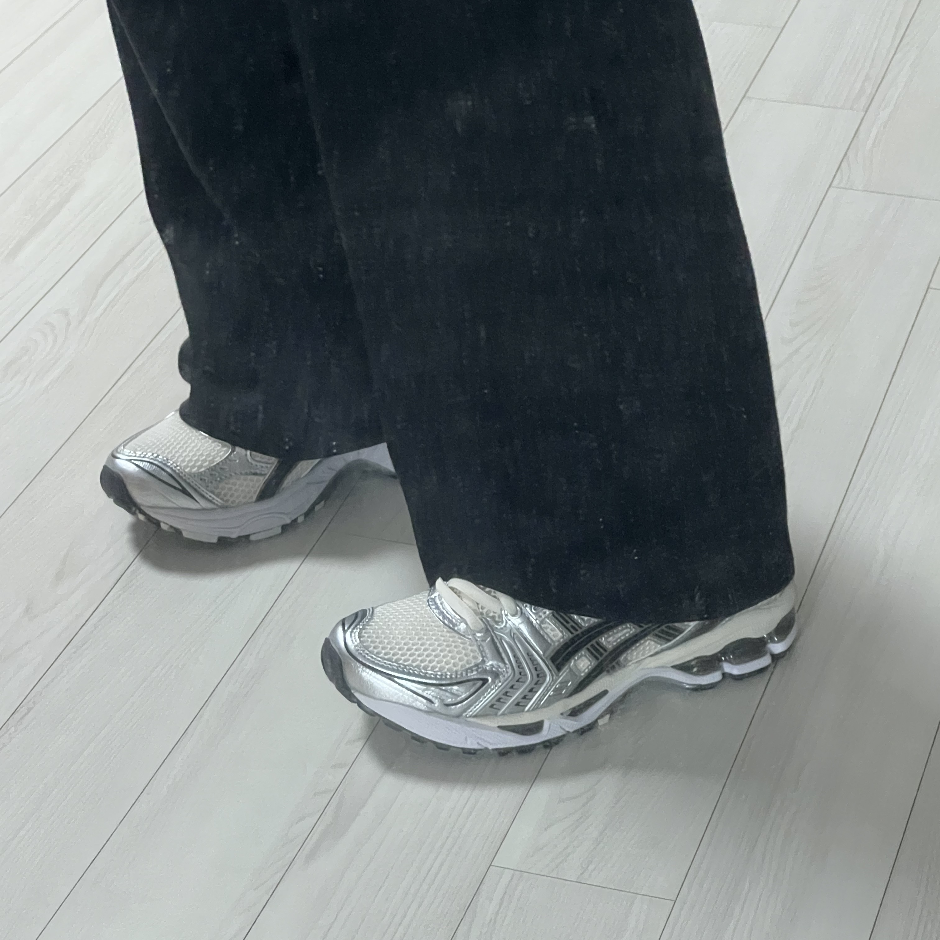 Asics Gel-Kayano 14 Cream Black 착용 스타일 - 3