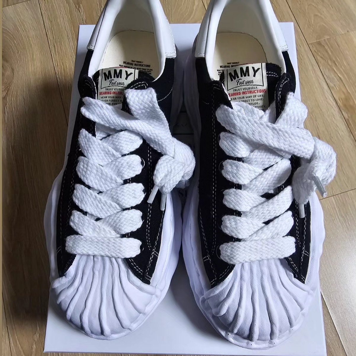 Maison Mihara Yasuhiro Blakey OG Sole Canvas Low-top Sneakers Black White 착용 스타일 - 1